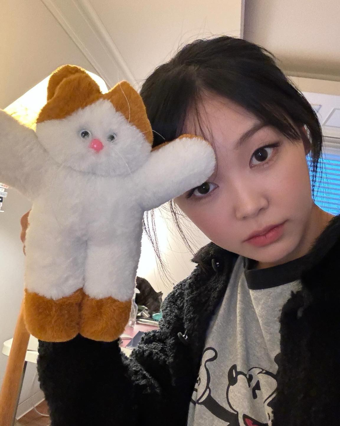 미노이 ‘This is cool’ 굿즈 팝업🎀

음악뿐만 아니라 독특한 성격과 패션으로도 많은 사랑을 받고 있는 가수 미노이가 자신의 굿즈를 판매하는 ‘This is cool’ 팝업스토어를 열 예정입니다. 

그녀가 AOMG에 합류한 이후 처음 열리는 팝업으로 자신의 인스타그램에서 공개한 굿즈들은 머그컵, 장갑, 키링, 인형 등 그녀의 독특한 색을 잘 보여주고 있는데요. 아직 가격과 모든 굿즈들이 공개되지 않았지만 벌써부터 큰 반응을 얻으며 엄청난 웨이팅이 예상되네요.

미노이 스타일의 킹받지만 귀여운 굿즈들을 구경하러 가보는 건 어떨까요?😺

• 장소: 더현대 서울 B2F 아이코닉
• 일정: 2024.01.11(목) ~ 01.17(수) 이미지