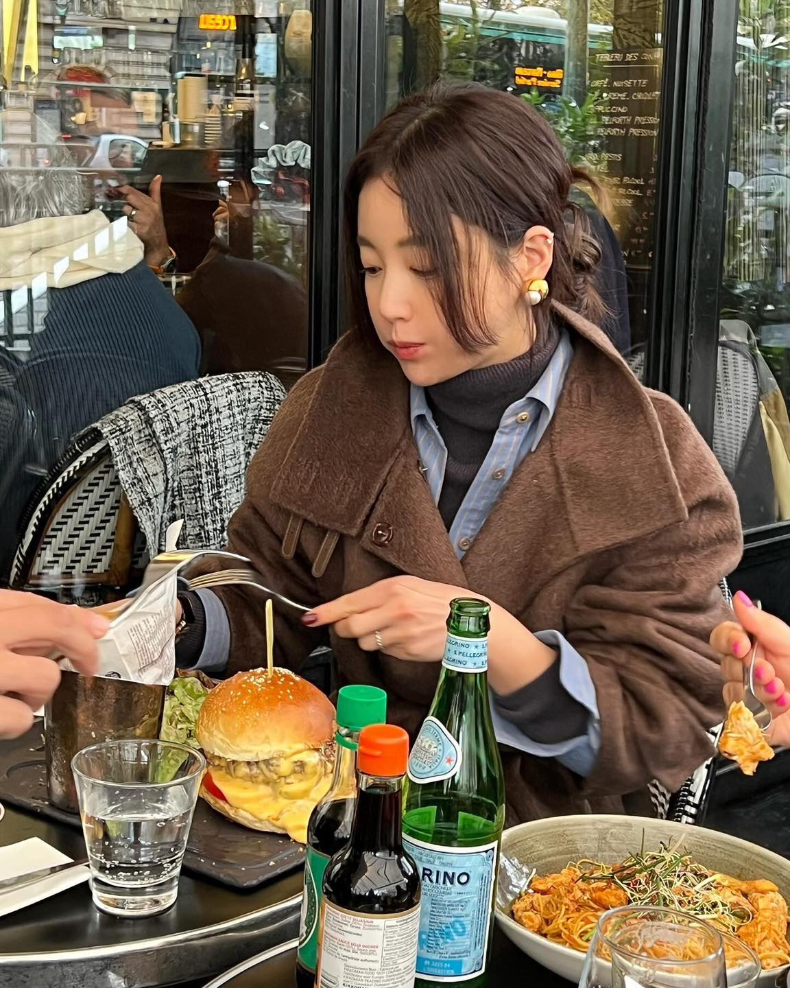 코트에는 따뜻하게 목폴라 코디🤎 이미지