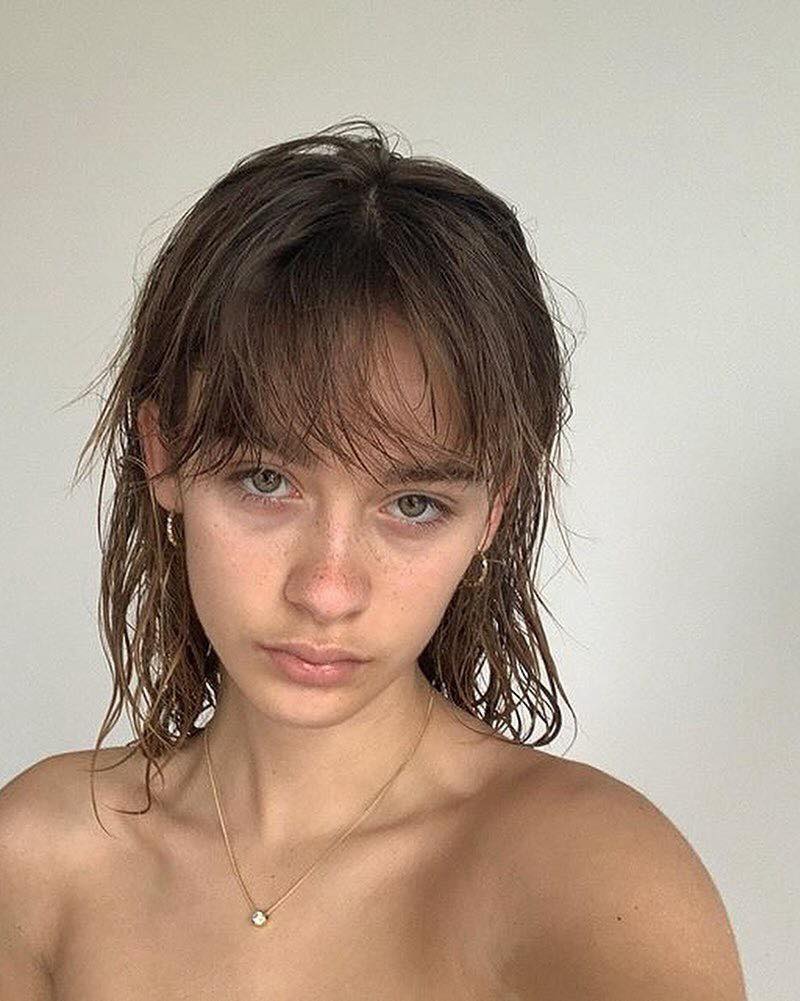 여자판 병지컷? @멀릿 헤어💇🏻♀️
7, 80년대 록스타들의 헤어 스타일이었던 멀릿 헤어 부활🎸
최근 방콕 셀린느 매장에서 포착된 블랙핑크 리사의 멀릿 헤어스타일이 큰 화제를 불러일으켰습니다.
멀릿 헤어는 병지컷 또는 울프컷으로 친숙한 헤어스타일인데요. 일반적으로 귀가 드러날 정도로 짧게 자른 옆머리에 뒷머리는 길게 스타일링하는 것이 특징이죠.
리사처럼 옆머리 기장을 길게 하여 데일리로 무난하게 연출할 수도 있고, 반대로 뒷머리 기장을 길게 할 경우 울프컷 느낌으로 시크한 스타일로도 연출할 수 있습니다. 더불어 컬링을 더해 레트로한 감성을 살리거나, 처피뱅과 함께 스타일링하여 독특한 느낌을 더할 수도 있죠.
2024년 새해를 맞이하여 멀릿 헤어로 새로운 스타일 도전은 어떠신가요? 🖤 이미지3