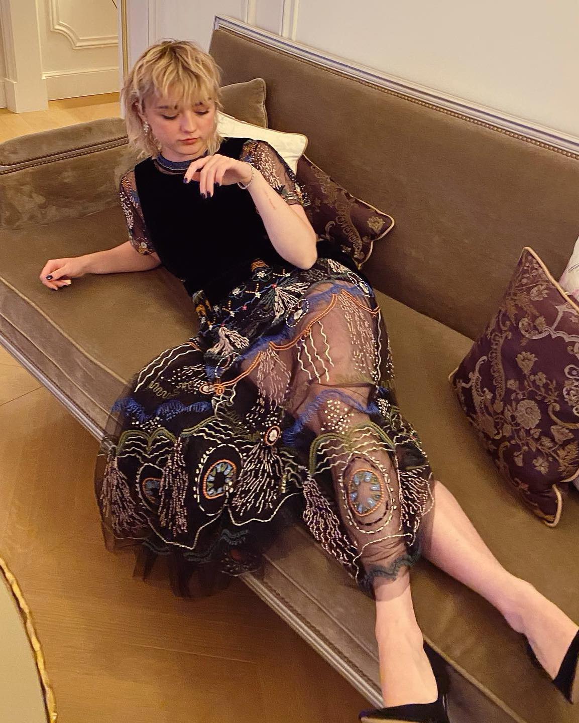 여자판 병지컷? @멀릿 헤어💇🏻♀️
7, 80년대 록스타들의 헤어 스타일이었던 멀릿 헤어 부활🎸
최근 방콕 셀린느 매장에서 포착된 블랙핑크 리사의 멀릿 헤어스타일이 큰 화제를 불러일으켰습니다.
멀릿 헤어는 병지컷 또는 울프컷으로 친숙한 헤어스타일인데요. 일반적으로 귀가 드러날 정도로 짧게 자른 옆머리에 뒷머리는 길게 스타일링하는 것이 특징이죠.
리사처럼 옆머리 기장을 길게 하여 데일리로 무난하게 연출할 수도 있고, 반대로 뒷머리 기장을 길게 할 경우 울프컷 느낌으로 시크한 스타일로도 연출할 수 있습니다. 더불어 컬링을 더해 레트로한 감성을 살리거나, 처피뱅과 함께 스타일링하여 독특한 느낌을 더할 수도 있죠.
2024년 새해를 맞이하여 멀릿 헤어로 새로운 스타일 도전은 어떠신가요? 🖤 이미지7