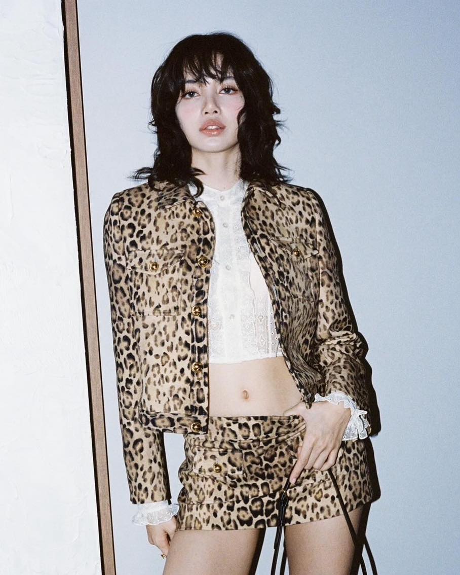 여자판 병지컷? @멀릿 헤어💇🏻‍♀️
7, 80년대 록스타들의 헤어 스타일이었던 멀릿 헤어 부활🎸

최근 방콕 셀린느 매장에서 포착된 블랙핑크 리사의 멀릿 헤어스타일이 큰 화제를 불러일으켰습니다. 

멀릿 헤어는 병지컷 또는 울프컷으로 친숙한 헤어스타일인데요. 일반적으로 귀가 드러날 정도로 짧게 자른 옆머리에 뒷머리는 길게 스타일링하는 것이 특징이죠.

리사처럼 옆머리 기장을 길게 하여 데일리로 무난하게 연출할 수도 있고, 반대로 뒷머리 기장을 길게 할 경우 울프컷 느낌으로 시크한 스타일로도 연출할 수 있습니다. 더불어 컬링을 더해 레트로한 감성을 살리거나, 처피뱅과 함께 스타일링하여 독특한 느낌을 더할 수도 있죠.

2024년 새해를 맞이하여 멀릿 헤어로 새로운 스타일 도전은 어떠신가요? 🖤 이미지