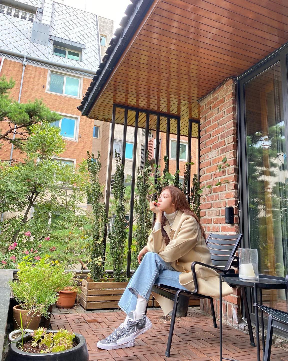 코트에는 따뜻하게 목폴라 코디🤎 이미지