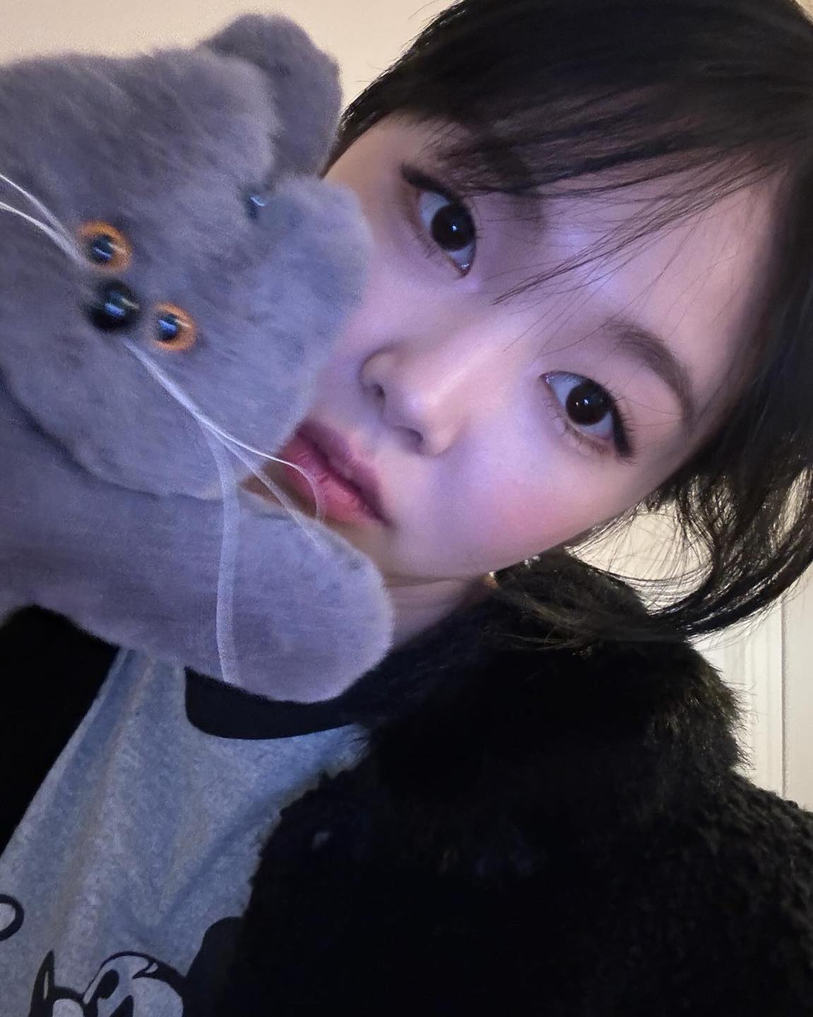 미노이 ‘This is cool’ 굿즈 팝업🎀
음악뿐만 아니라 독특한 성격과 패션으로도 많은 사랑을 받고 있는 가수 미노이가 자신의 굿즈를 판매하는 ‘This is cool’ 팝업스토어를 열 예정입니다.
그녀가 AOMG에 합류한 이후 처음 열리는 팝업으로 자신의 인스타그램에서 공개한 굿즈들은 머그컵, 장갑, 키링, 인형 등 그녀의 독특한 색을 잘 보여주고 있는데요. 아직 가격과 모든 굿즈들이 공개되지 않았지만 벌써부터 큰 반응을 얻으며 엄청난 웨이팅이 예상되네요.
미노이 스타일의 킹받지만 귀여운 굿즈들을 구경하러 가보는 건 어떨까요?😺
• 장소: 더현대 서울 B2F 아이코닉
• 일정: 2024.01.11(목) ~ 01.17(수) 이미지6