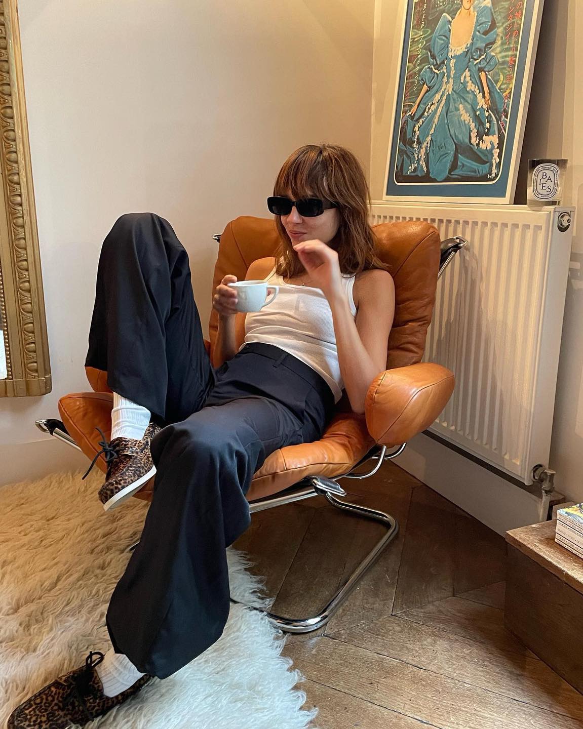 여자판 병지컷? @멀릿 헤어💇🏻♀️
7, 80년대 록스타들의 헤어 스타일이었던 멀릿 헤어 부활🎸
최근 방콕 셀린느 매장에서 포착된 블랙핑크 리사의 멀릿 헤어스타일이 큰 화제를 불러일으켰습니다.
멀릿 헤어는 병지컷 또는 울프컷으로 친숙한 헤어스타일인데요. 일반적으로 귀가 드러날 정도로 짧게 자른 옆머리에 뒷머리는 길게 스타일링하는 것이 특징이죠.
리사처럼 옆머리 기장을 길게 하여 데일리로 무난하게 연출할 수도 있고, 반대로 뒷머리 기장을 길게 할 경우 울프컷 느낌으로 시크한 스타일로도 연출할 수 있습니다. 더불어 컬링을 더해 레트로한 감성을 살리거나, 처피뱅과 함께 스타일링하여 독특한 느낌을 더할 수도 있죠.
2024년 새해를 맞이하여 멀릿 헤어로 새로운 스타일 도전은 어떠신가요? 🖤 이미지6