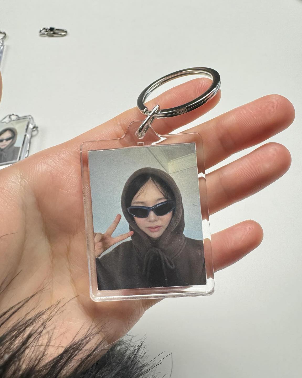 미노이 ‘This is cool’ 굿즈 팝업🎀
음악뿐만 아니라 독특한 성격과 패션으로도 많은 사랑을 받고 있는 가수 미노이가 자신의 굿즈를 판매하는 ‘This is cool’ 팝업스토어를 열 예정입니다.
그녀가 AOMG에 합류한 이후 처음 열리는 팝업으로 자신의 인스타그램에서 공개한 굿즈들은 머그컵, 장갑, 키링, 인형 등 그녀의 독특한 색을 잘 보여주고 있는데요. 아직 가격과 모든 굿즈들이 공개되지 않았지만 벌써부터 큰 반응을 얻으며 엄청난 웨이팅이 예상되네요.
미노이 스타일의 킹받지만 귀여운 굿즈들을 구경하러 가보는 건 어떨까요?😺
• 장소: 더현대 서울 B2F 아이코닉
• 일정: 2024.01.11(목) ~ 01.17(수) 이미지3