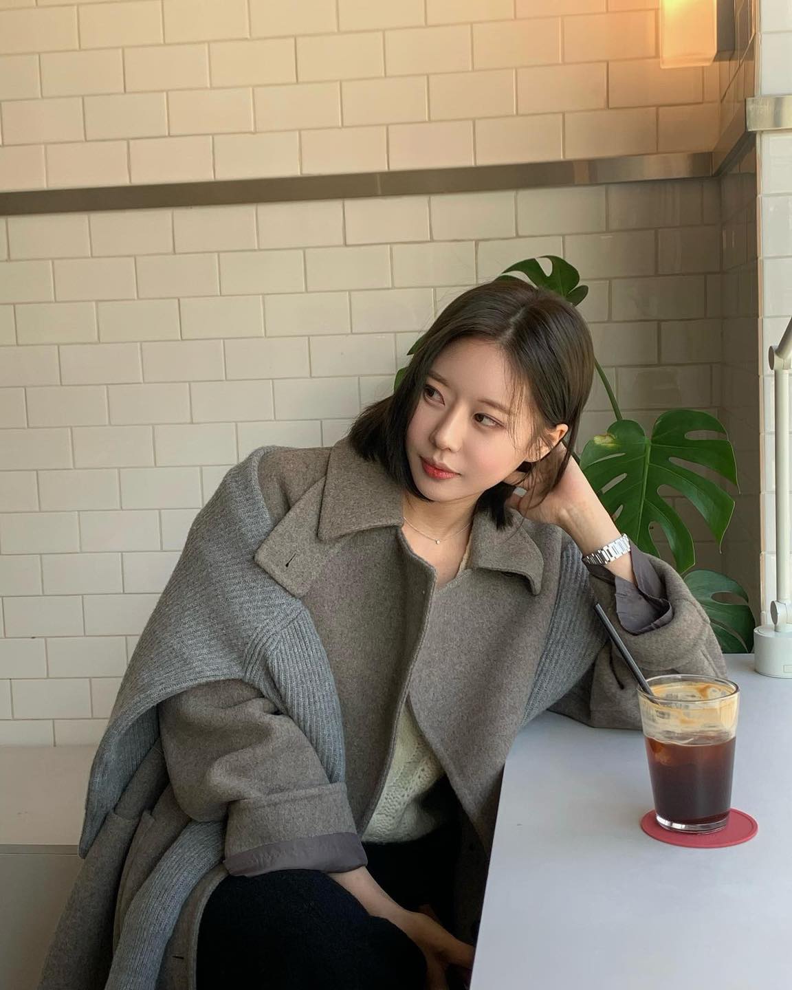 고민영의 코트&니트 감성 조합🩶 이미지