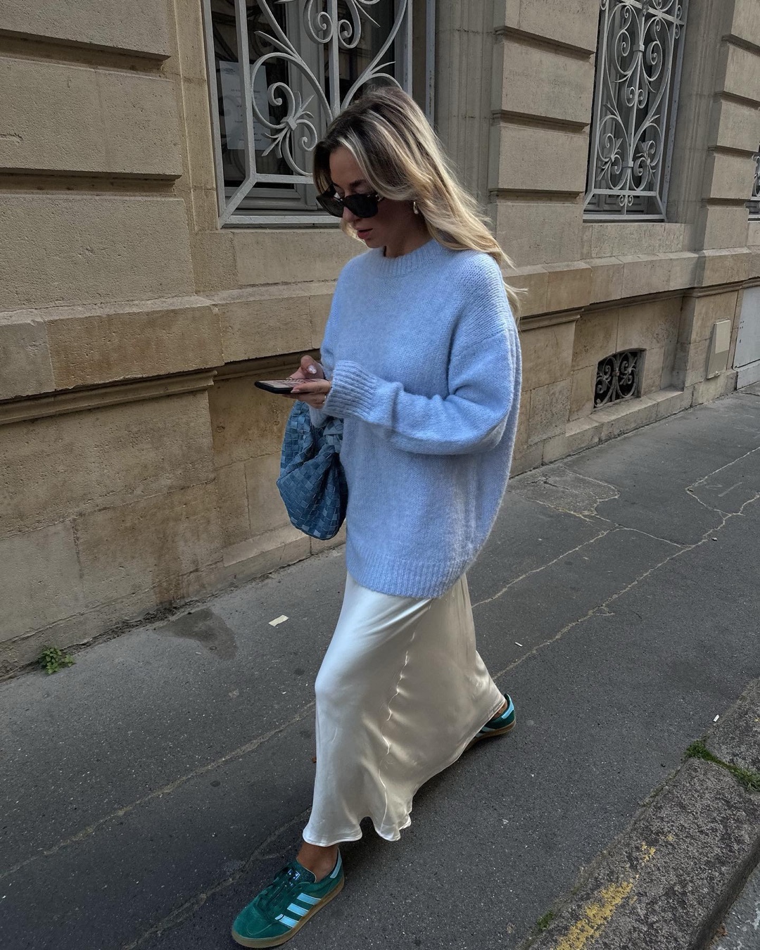 롱스커트와 니트🤍👗미니멀 조합
요즘 롱스커트 트렌드는 화려한 패턴보다는 소재로 포인트를 준 미니멀 스타일이 인기입니다.
특히, 은은한 광택감과 실루엣이 돋보이는 화이트 새틴 스커트는 오버핏 니트와 매치하여 분위기에 따라 롱부츠, 운동화 등 다양한 아이템을 매치하여 취향에 맞게 연출할 수 있습니다.
블랙 컬러롱스커트는 클래식한 분위기를 연출하기에 좋은 아이템입니다. 니트를 스커트 안으로 넣어 입으면 깔끔하고 단정한 느낌을 줄 수 있으며, 벨트를 더해 포인트를 줄 수 있습니다. 또한, 가방과 신발 컬러를 맞춰 연출하면 세련된 분위기를 완성할 수 있습니다.
롱스커트와 니트 색상을 통일시켜 매치함으로써 다양한 무드를 연출할 수 있는데요. 브라운 컬러는 포근하고 따뜻한 겨울 느낌을 주며, 그레이 컬러는 시크하고 깔끔한 느낌을, 화이트 컬러는 우아하고 청순한 느낌을 줄 수 있습니다.
겨울과 잘 어울리는 미니멀한 롱스커트와 니트 스타일링 함께 볼까요?🔍 이미지