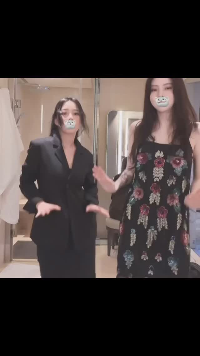 한소희도 탑승한 WOP 챌린지🖤
친구들과 함께 여행 간 홍콩에서도 타투 스티커로 포인트🇭🇰 이미지