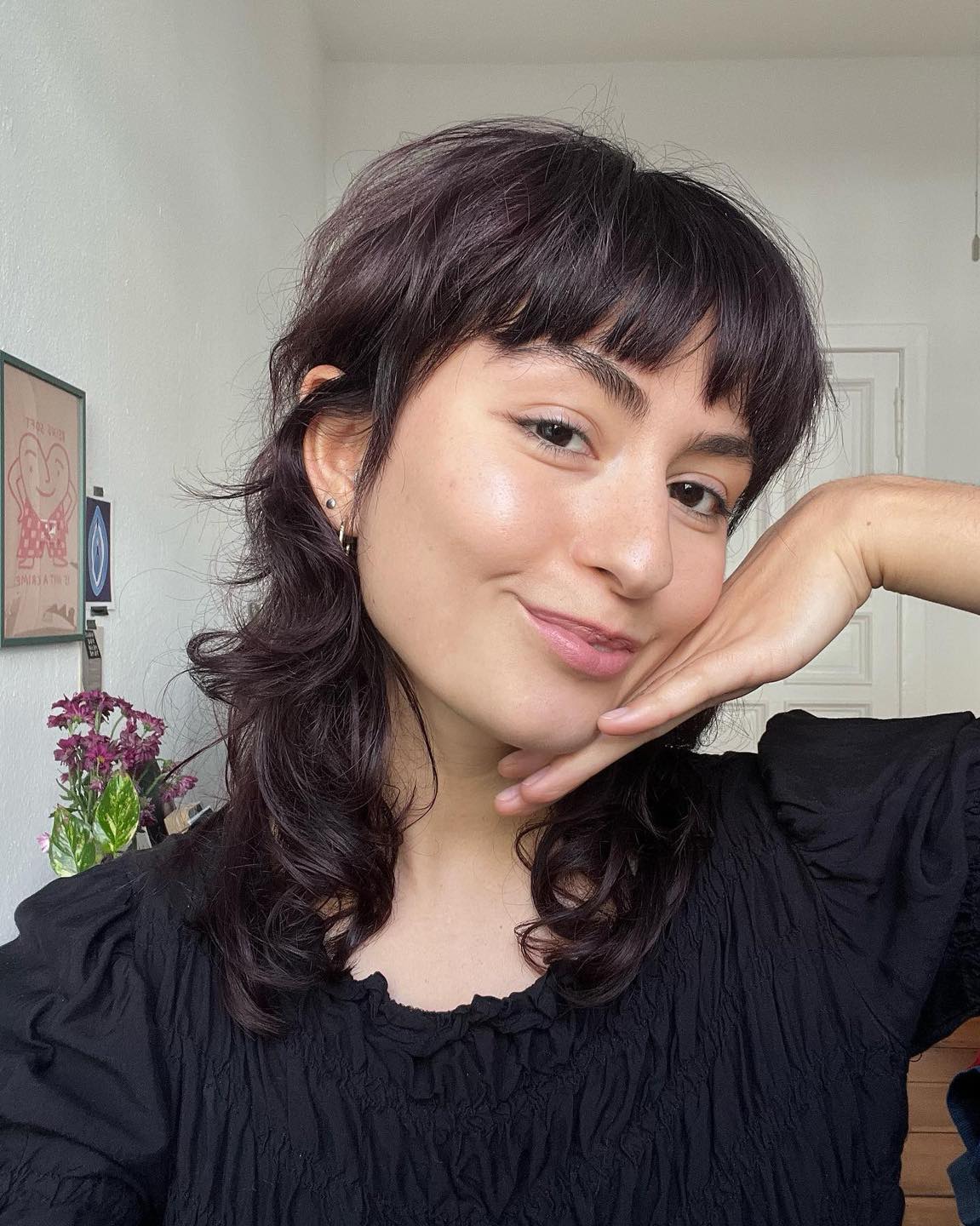 여자판 병지컷? @멀릿 헤어💇🏻♀️
7, 80년대 록스타들의 헤어 스타일이었던 멀릿 헤어 부활🎸
최근 방콕 셀린느 매장에서 포착된 블랙핑크 리사의 멀릿 헤어스타일이 큰 화제를 불러일으켰습니다.
멀릿 헤어는 병지컷 또는 울프컷으로 친숙한 헤어스타일인데요. 일반적으로 귀가 드러날 정도로 짧게 자른 옆머리에 뒷머리는 길게 스타일링하는 것이 특징이죠.
리사처럼 옆머리 기장을 길게 하여 데일리로 무난하게 연출할 수도 있고, 반대로 뒷머리 기장을 길게 할 경우 울프컷 느낌으로 시크한 스타일로도 연출할 수 있습니다. 더불어 컬링을 더해 레트로한 감성을 살리거나, 처피뱅과 함께 스타일링하여 독특한 느낌을 더할 수도 있죠.
2024년 새해를 맞이하여 멀릿 헤어로 새로운 스타일 도전은 어떠신가요? 🖤 이미지8