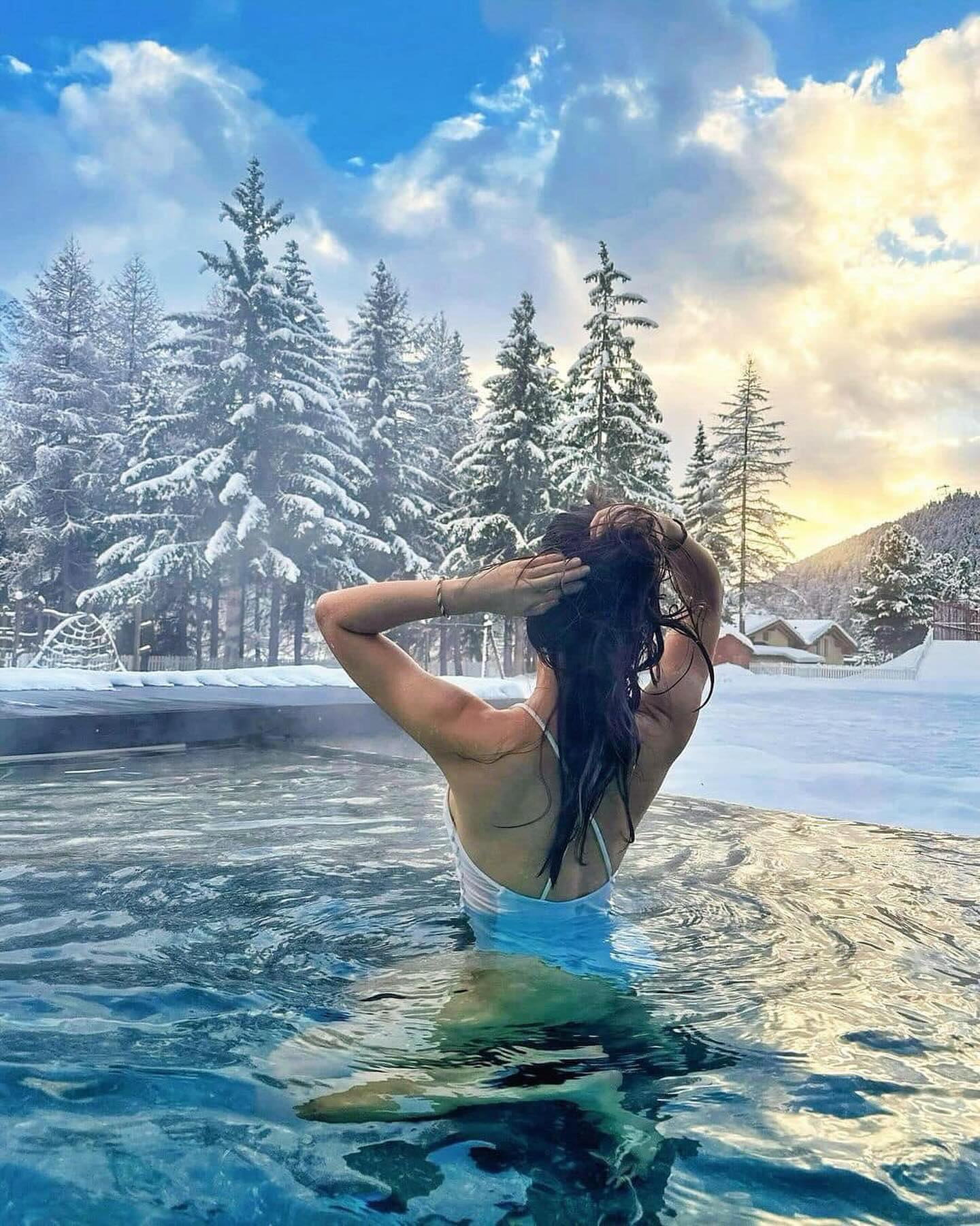 스위스여행 가고싶은 사람 주목!🇨🇭
당장 저장해야 할 멋진 풍경의 스위스 호텔 2🏞️
배우 김희정이 최근 유럽 여행 중 방문한 스위스 호텔들이 화제입니다. 눈으로 덮인 설원 풍경을 즐길 수 있는 수영장이 그 이유인데요. 김희정이 묵었던 스위스 호텔 두 곳을 패션앤스타일에서 소개해 드립니다.
1. 부티크 호텔 글레이셔 (Boutique Hotel Glacier)
그린델발트에 자리한 부티크 호텔 글레이셔는 4성급 호텔로, 기차역으로부터 도보 10분 거리에 위치해 있어 접근이 편리합니다. 이 호텔은 배우 김희정이 묵었던 시그니처 룸으로 유명한데요. 프라이빗하게 아이거 북벽 뷰를 즐길 수 있는 전용 자쿠지가 바로 그 이유죠. 시그니처 룸이 아니더라도 호텔 곳곳에서 아이거 북벽의 아름다운 풍경을 즐겨보실 수 있습니다.
📍Endweg 55, 3818 Grindelwald, 스위스
2. 배드루츠 팰리스 호텔 (Badrutt‘s Palace Hotel)
1896년에 지어진 이 고급스러운 5성급 호텔은 장크트모리츠 중심지에 위치해 있으며, 엔가딘 알프스와 장크트모리츠 호수의 탁 트인 전망을 자랑합니다. 김희정의 영상처럼 실외로 이어진 수영장에서는 아름다운 설원의 풍경을 즐길 수 있는데요. 이외에도 여름철에는 호텔 앞 테니스 코트에서 테니스 경기를, 겨울철에는 아이스 링크를 이용하는 등 다양한 액티비티들을 즐길 수 있습니다.
📍Via Serlas 27, 7500 St. Moritz, 스위스
아름다운 풍경과 함께한 특별한 머무름. 스위스만의 매력을 느낄 수 있는 호텔에서 휴식을 가져보는 건 어떨까요? 🏨 이미지8