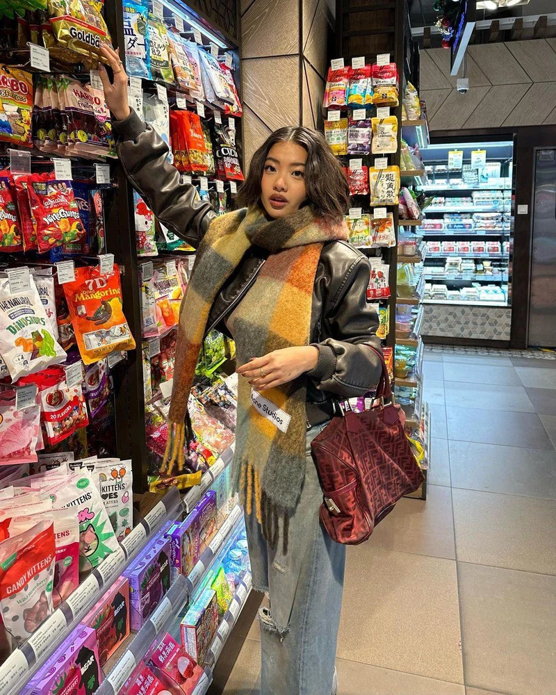 24년 새로운 단발머리 도전?👩🦰
지금 단발을 고민 중이라면 스테파니 휴이를 주목하세요.👀
스테파니 휴이는 홍콩의 유명 틱토커이자 인플루언서로 자신만의 메이크업과 단발머리 스타일링을 보여주며 많은 사랑을 받고 있습니다. 인스타그램 속 그녀는 사랑스러운 이미지와 단발머리를 즐겨 하고 있어요. 깔끔한 슬릭 헤어부터 헤어핀 스타일링, 반묶음, 땋은 머리 등 착장과 잘 어울리는 헤어까지 잘 연출합니다.
평소에는 일반적인 C컬부터 대충 만든듯한 자연스러운 웨이브를 넣어 생기 있는 스타일링을 완성하기도 하고, 고데기로 탱글탱글한 펌을 만들어 중단발이지만 사랑스러운 매력이 돋보이는 스타일링도 즐겨 합니다.
파티나 행사를 위해 드레스업한 날에는 왁스나 컬 크림으로 결을 살려 빗어 넘긴 슬릭 헤어를 통해 깔끔하고 도도한 무드를 연출해요.
긴 머리가 지겹다면 올겨울 단발에 도전해 보는 건 어떤가요?
데일리로 하기 좋은 스타일링부터 특별한 날까지 그녀의 튜토리얼을 참고하세요!💖 이미지1
