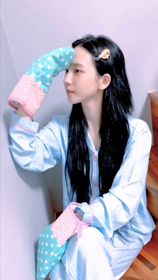 카리나도 신어본 오븐장갑 부츠😙
짱구 머리핀 꽂고 파자마 입은 카리나 귀여워😍🩵 이미지