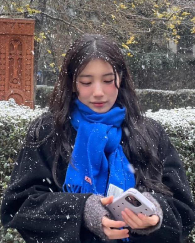 수지와 아크네 스튜디오 목도리🧣❄️
볼 때마다 아크네 목도리 뽐뿌 오는 @수지 겨울짤❤️ 이미지3