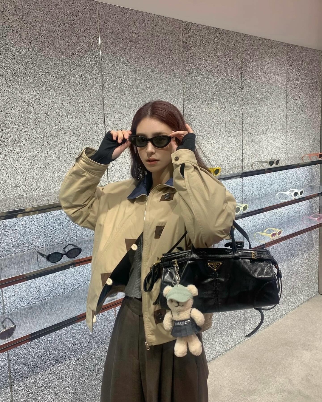 셀럽들의 포인트템 키링 추천 9🧸​
​
1. 메종마레 Marais C, 3만 5천 원​
​
2. 모남희 키링 크림이, 4만 6천 원​
​
3. 드파운드 danny keyring, 4만 2천 원​
​
4. 로에베 Panda 위드 키드 참 - 펠트 & 카프스킨, 75만 원​
​
5. 인스턴트펑크 트롤 키링, 2만 9천 원​
​
6. 네온문 Baked Dusty, 2만 2천 4백 원​
​
7. 모어쥬드 Milliy Bear, 3만 9천 원​
​
8. 레스트앤레크레이션 PIYONG KEY RING COTTON CANDY, 6만 6천 원​
​
9. 마지셔우드 WOOD, 5만 9천 원​ 이미지