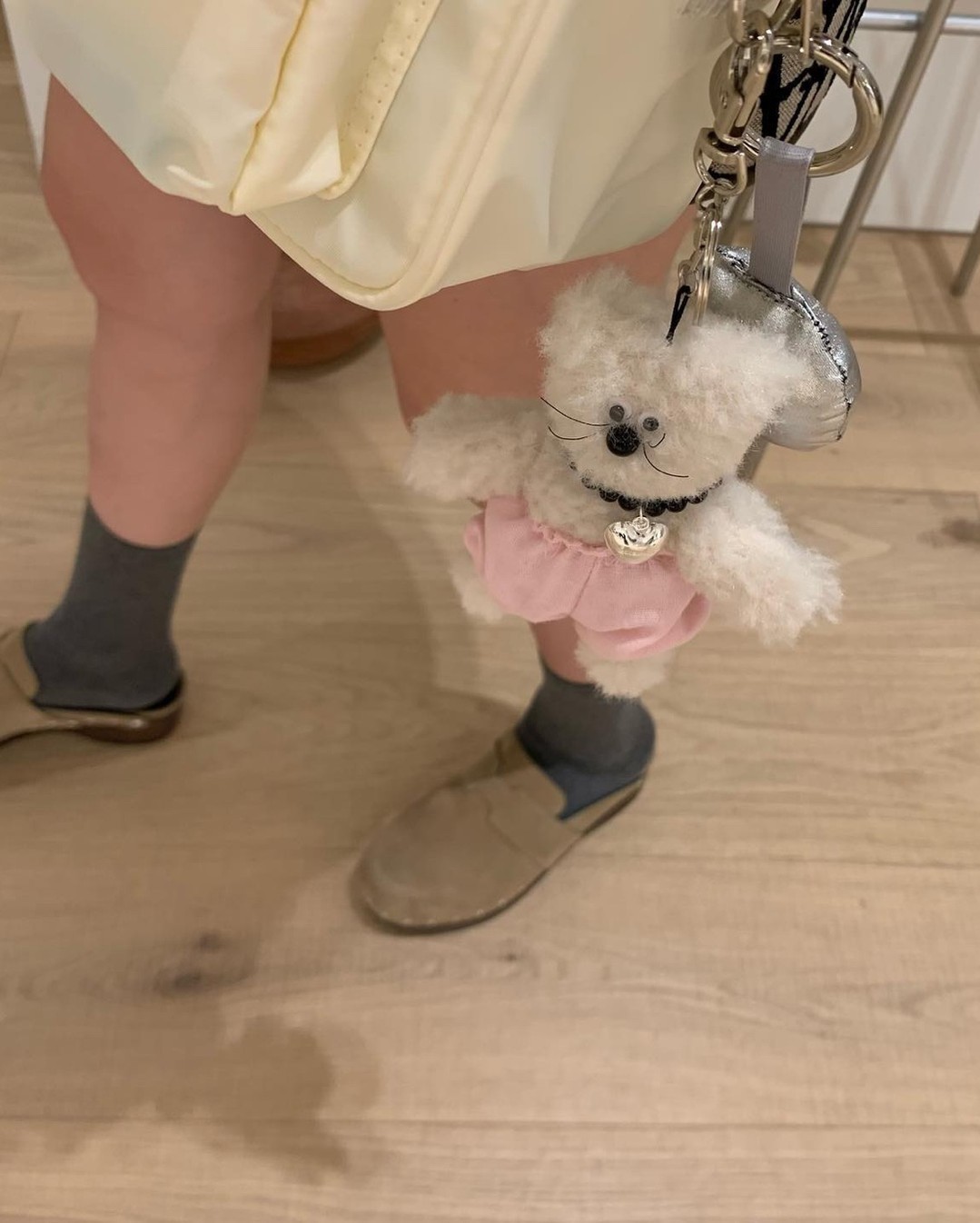 셀럽들의 포인트템 키링 추천 9🧸​
​
1. 메종마레 Marais C, 3만 5천 원​
​
2. 모남희 키링 크림이, 4만 6천 원​
​
3. 드파운드 danny keyring, 4만 2천 원​
​
4. 로에베 Panda 위드 키드 참 - 펠트 & 카프스킨, 75만 원​
​
5. 인스턴트펑크 트롤 키링, 2만 9천 원​
​
6. 네온문 Baked Dusty, 2만 2천 4백 원​
​
7. 모어쥬드 Milliy Bear, 3만 9천 원​
​
8. 레스트앤레크레이션 PIYONG KEY RING COTTON CANDY, 6만 6천 원​
​
9. 마지셔우드 WOOD, 5만 9천 원​ 이미지