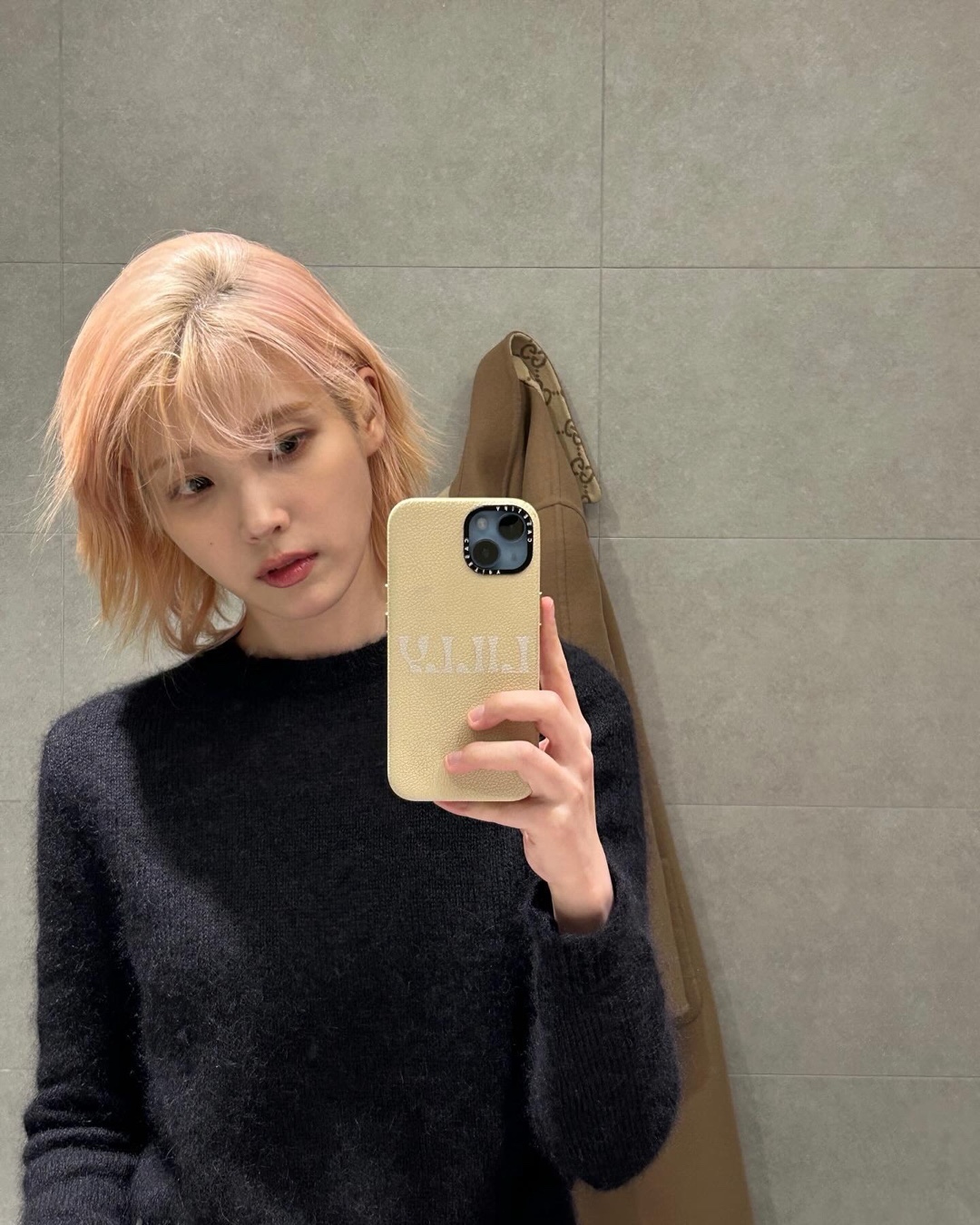 탈색 단발로 파격변신한 아이유💇🏻‍♀️​
아이유의 2024년 헤어 픽은 올해의 팬톤 컬러인 @피치 퍼즈🍑​
​
오늘 오후, 아이유가 구찌 2024 F/W 남성 패션쇼 참석을 위해 이탈리아 밀라노로 출국했습니다. 그녀는 인스타그램에 핑크 색상의 GG 미디엄 탑 핸들백과 함께 찍은 사진을 업로드하였는데요. 가방과 헤어 컬러와의 깔맞춤을 언급하며 새로운 헤어 스타일을 공개해 다음 앨범 컨셉에 대한 궁금증을 자아내고 있습니다.​
​
아이유가 2024년 헤어 컬러로 선택한 피치 퍼즈. 여러분도 올해의 컬러인 피치 퍼즈를 활용하여 스타일링해보는 건 어떨까요? 🎨​ 이미지