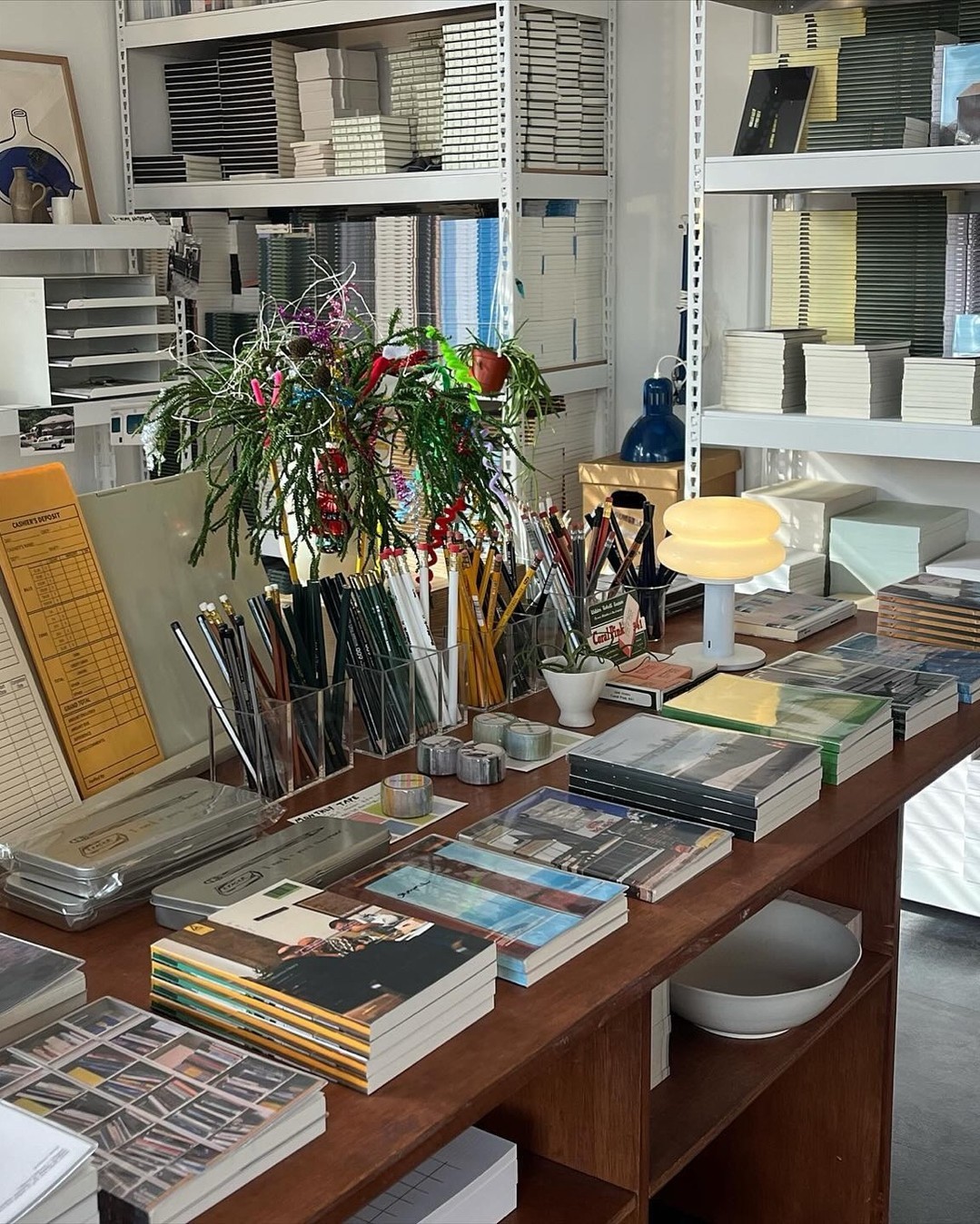 서울 다꾸 소품샵 추천 9 👩🏻‍🎨✨​
다이어리 예쁘게 꾸며서 올해는 꼭 끝까지 써보자!🖋️​
​
1. 온유어마인드 - 서울 마포구 동교로27길 53​
​
2. 다꾸바노스팅커 - 서울 마포구 성미산로 153-7​
​
3. 픽셀 퍼 인치 - 서울 용산구 한강대로54길 7 301호​
​
4. 오월상점 - 서울 마포구 동교로 267​
​
5. 롤드페인트 - 서울 마포구 양화로6길 57-6​
​
6. 파피어프로스트 - 서울 종로구 자하문로7길 68-4​
​
7. 스탬프마마 - 서울 마포구 월드컵북로2길 82​
​
8. 메이드바이 홍대 - 서울 마포구 연희로 11​
​
9. 리훈맨션 - 서울 서대문구 연희로11길 45-21​ 이미지