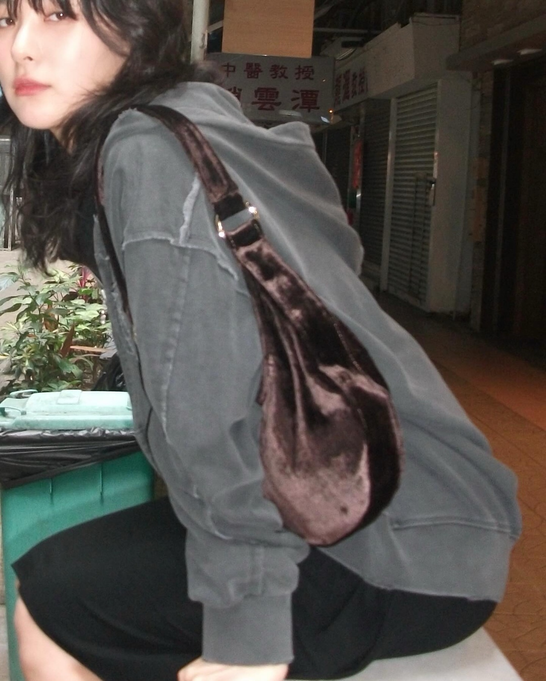 예쁘고 편안한🇭🇰슬기 홍콩 여행룩​
홍콩 감성과 잘 어울리는 슬기의 착장 정보는 아래로 확인!⬇️​
​
• 첫 번째 착장 정보​
 - 얼킨 무궁 빈티지 집업 후디, 25만 8천 원​
 - hai 에딧 백 벨벳 다크 브라운, 23만 6천 원​
 - 컨버스 x 마틴 알리 척 70 디 럭스 웨지 블랙, 17만 5천 원​
​
• 두 번째 착장 정보​
 - 시야쥬 스웨이드 트러커 자켓 카멜, 39만 8천 원​
 - 디스이즈네버댓 로우 게이지 벨벳 니트 비니 네이비, 4만 5천 원​ 이미지4