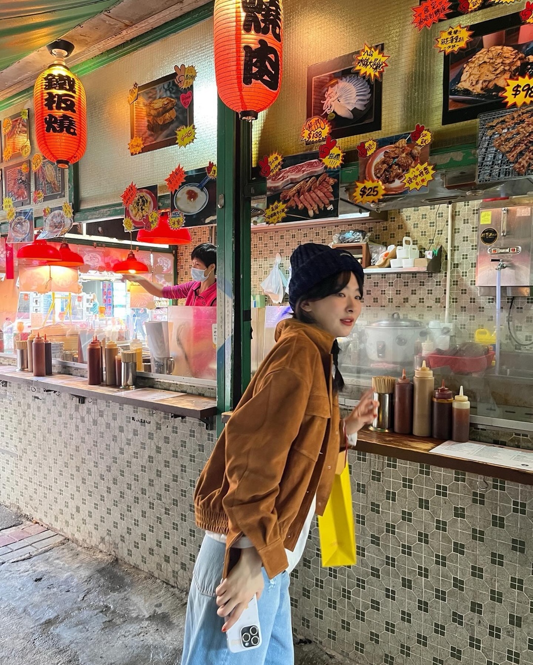 예쁘고 편안한🇭🇰슬기 홍콩 여행룩​
홍콩 감성과 잘 어울리는 슬기의 착장 정보는 아래로 확인!⬇️​
​
• 첫 번째 착장 정보​
 - 얼킨 무궁 빈티지 집업 후디, 25만 8천 원​
 - hai 에딧 백 벨벳 다크 브라운, 23만 6천 원​
 - 컨버스 x 마틴 알리 척 70 디 럭스 웨지 블랙, 17만 5천 원​
​
• 두 번째 착장 정보​
 - 시야쥬 스웨이드 트러커 자켓 카멜, 39만 8천 원​
 - 디스이즈네버댓 로우 게이지 벨벳 니트 비니 네이비, 4만 5천 원​ 이미지7