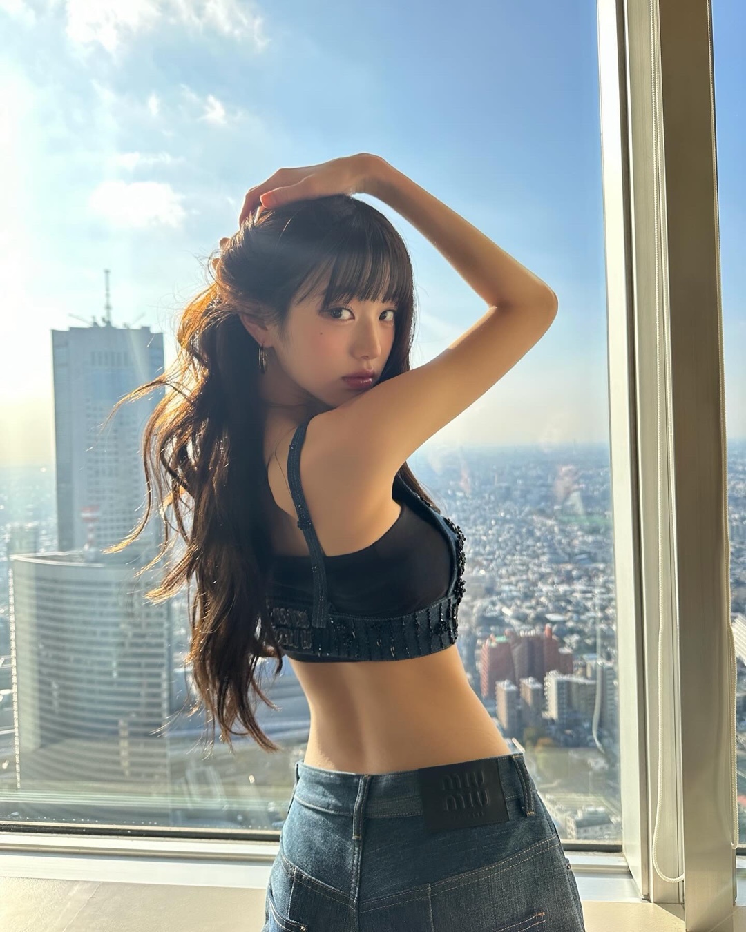 탄탄마름 뮤뮤걸들🎀 원영&모모​
미우미우 업사이클 컬렉션 네 번째 리미티드 에디션 공개👖​🖤
​
미우미우 앰버서더인 아이브의 장원영과 트와이스의 모모가 미우미우의 새로운 컬렉션 제품을 착용한 사진을 업로드하여 화제입니다. 크롭 사이즈의 장식 데님 탑을 입은 장원영은 잘록한 허리와 복근을 과감하게 드러내며 완벽한 비율을 뽐냈고요. 모모는 데님 트리커 베스트에 데님 트리커 재킷을 레이어드한 청청 패션을 선보이며 군살 없는 복근으로 감탄을 자아냈습니다.​
​
이번 컬렉션은 업사이클링 프로젝트 네 번째 에디션으로, 데님에 중점을 두었습니다. 2000년 이전에 만들어진 청바지를 수집하여 해체한 뒤 새로운 디자인으로 재탄생시켰는데요. 데님 패치워크 위에 다양한 크기의 수백 송이 꽃이 달린 고급 자수가 이번 에디션에서 주목할 만한 특징입니다. 또한, 이번 프로젝트에서는 가방 아이템이 미우미우 업사이클 컬렉션에 처음으로 포함되었죠. 미우미우 업사이클 패치 백 컬렉션은 미우미우 디자인에서 남은 가죽을 재활용하여 헤리티지를 강조하면서 동시에 현대적으로 재탄생했습니다.​
​
장원영과 모모가 착용한 이번 업사이클 컬렉션 제품에 대한 자세한 정보는 아래에서 지금 바로 확인해 보세요.✔️​
​
• 장원영 착용 제품​
 - 장식 데님 탑, 470만 원​
 - 5포켓 데님 진, 250만 원​
​
• 모모 착용 제품​
 - 데님 트리커 재킷, 395만 원​
 - 데님 트리커 베스트, 325만 원​
 - 장식 데님 쇼츠, 610만 원​ 이미지