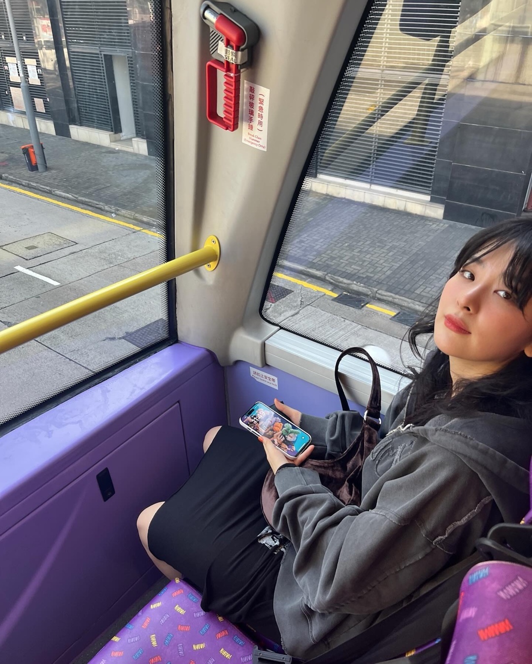 예쁘고 편안한🇭🇰슬기 홍콩 여행룩​
홍콩 감성과 잘 어울리는 슬기의 착장 정보는 아래로 확인!⬇️​
​
• 첫 번째 착장 정보​
 - 얼킨 무궁 빈티지 집업 후디, 25만 8천 원​
 - hai 에딧 백 벨벳 다크 브라운, 23만 6천 원​
 - 컨버스 x 마틴 알리 척 70 디 럭스 웨지 블랙, 17만 5천 원​
​
• 두 번째 착장 정보​
 - 시야쥬 스웨이드 트러커 자켓 카멜, 39만 8천 원​
 - 디스이즈네버댓 로우 게이지 벨벳 니트 비니 네이비, 4만 5천 원​ 이미지3