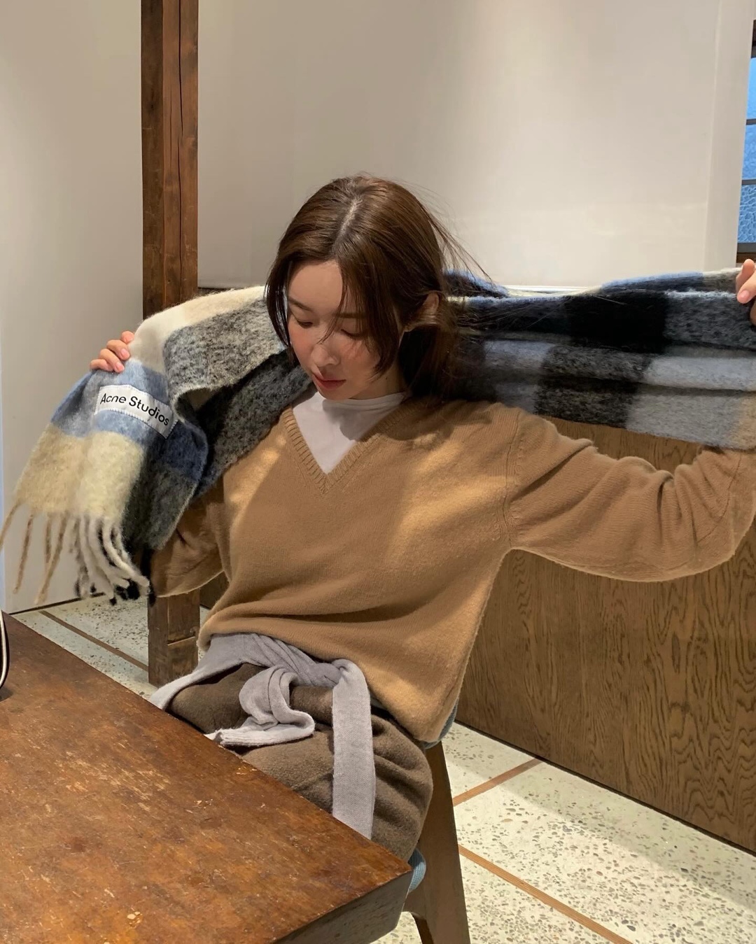 브이넥 니트엔 흰티 레이어드🤍🤎​ 이미지