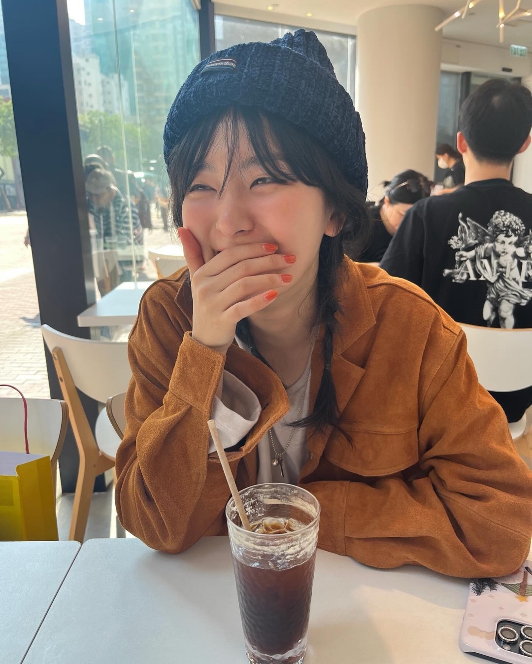 예쁘고 편안한🇭🇰슬기 홍콩 여행룩​
홍콩 감성과 잘 어울리는 슬기의 착장 정보는 아래로 확인!⬇️​
​
• 첫 번째 착장 정보​
 - 얼킨 무궁 빈티지 집업 후디, 25만 8천 원​
 - hai 에딧 백 벨벳 다크 브라운, 23만 6천 원​
 - 컨버스 x 마틴 알리 척 70 디 럭스 웨지 블랙, 17만 5천 원​
​
• 두 번째 착장 정보​
 - 시야쥬 스웨이드 트러커 자켓 카멜, 39만 8천 원​
 - 디스이즈네버댓 로우 게이지 벨벳 니트 비니 네이비, 4만 5천 원​ 이미지6