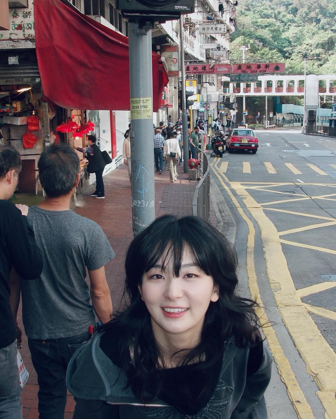 예쁘고 편안한🇭🇰슬기 홍콩 여행룩​
홍콩 감성과 잘 어울리는 슬기의 착장 정보는 아래로 확인!⬇️​
​
• 첫 번째 착장 정보​
 - 얼킨 무궁 빈티지 집업 후디, 25만 8천 원​
 - hai 에딧 백 벨벳 다크 브라운, 23만 6천 원​
 - 컨버스 x 마틴 알리 척 70 디 럭스 웨지 블랙, 17만 5천 원​
​
• 두 번째 착장 정보​
 - 시야쥬 스웨이드 트러커 자켓 카멜, 39만 8천 원​
 - 디스이즈네버댓 로우 게이지 벨벳 니트 비니 네이비, 4만 5천 원​ 이미지