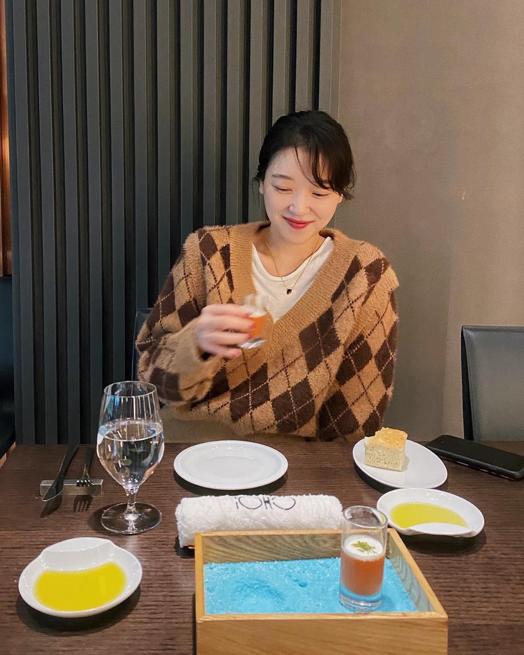 브이넥 니트엔 흰티 레이어드🤍🤎​ 이미지