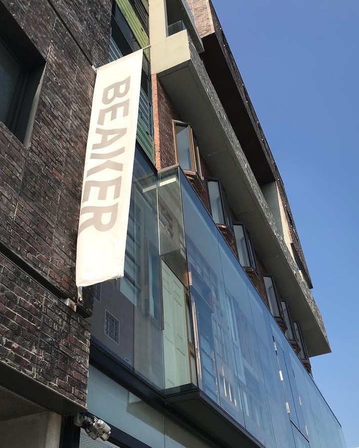 한남 쇼핑 스팟🛍️📍 @저장​
이번에는 핫한 패션 성지 한남동 편집숍 가이드📝​
​
1. 비이커 한남점​
서울시 용산구 이태원로 241​
삼성물산 패션부문의 프리미엄 컨템포러리 멀티숍​
​
2. 맥클래즈​
서울 용산구 한남대로27가길 14 Meclads 맥클래즈​
개성 있고 트랜디한 해외 브랜드 제품들을 구경할 수 있는 편집숍​
​
3. 가든언노운​
서울 용산구 이태원로55가길 21​
이티유인터내셔널의 쇼룸 공간이자 서울 플래그십 스토어​
​
4. 카시나 한남점​
서울시 용산구 이태원로 266​
다양한 신발과 힙한 의류들이 모여있는 대형 스트릿 패션 편집숍​
​
5. SHOP EPP​
서울시 용산구 이태원로42길 54​
트렌디한 제품들이 모여있는 국내외 패션 라이프 스타일 셀렉숍​
​
6. 웝트샵​
서울시 용산구 이태원로42길 26​
발굴되지 않은 독립 브랜드가 많이 입점되어 있는 스트릿웨어 편집숍​
​
7. 플랫폼플레이스 한남점​
서울시 용산구 이태원로 268​
세인트 제임스를 중심으로 국내외 디자이너들의 유니크한 제품들을 소개하는 셀렉숍​
​
8. 온더스팟 한남점​
서울 용산구 이태원로 238-1​
슈즈를 중심으로 그와 어울리는 의류도 함께 판매하는 프리미엄 편집숍​
​
9. 애글릿​
서울 용산구 이태원로 228​
유튜브 '와디의 신발장'을 운영하는 와디가 운영하는 스니커즈 전문 편집숍​
​
10. 아이워즈어카​
서울 용산구 대사관로5길 28​
데님을 메인으로 모자나 티셔츠 등을 판매하는 빈티지 편집숍​ 이미지