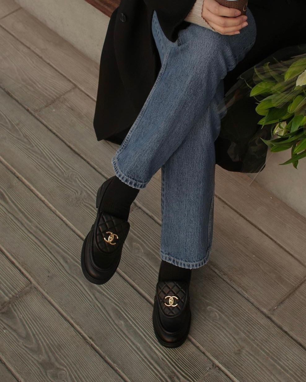 클래식&럭셔리🖤👞블랙 로퍼​
사계절 신기 좋은 고급스럽고 세련된 레더 로퍼 리스트✔️✨​
​
1 + 2. 샤넬 턴락 로퍼​
​
3 + 4. 에르메스 퍼스트 옥스퍼드 로퍼​
​
5 + 6. 프라다 초콜릿 브러쉬드 가죽 로퍼​
​
7 + 8. 구찌 홀스빗 로퍼​
​
9 + 10. 셀린느 트리옹프 체인 마거릿 로퍼​ 이미지