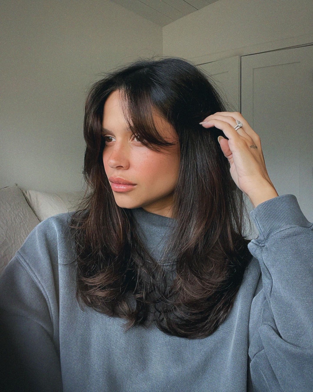 작은 얼굴 만드는 헤어컷!!💇🏻‍♀️​
24년에는 레이어드컷 @도전✂️🖤가볍고 세련된 헤어스타일​
​
요즘 대세라는 레이어드 컷은 여러 층으로 단차를 준 커트 방법으로 단발과 장발 모두 잘 어울려 많은 인기를 얻고 있습니다. 머리카락의 질감을 가볍게 연출하여 광대나 턱선을 커버할 수 있어 얼굴형을 보완해서 작은 얼굴을 만들어 준다고 하네요.​
​
또한 손질이 쉬워 머리를 말리는데 신경 쓰지 않아도 자연스러운 멋을 낼 수 있습니다. 최근에는 C컬펌을 더해 웨이브를 넣어 러블리한 매력을 한껏 돋보이게 하는 스타일이 인기를 끌고 있어요. 그리고 층을 많이 낼수록 시크하고 유니크한 분위기를 연출할 수 있고, 층을 조금 내면 내추럴한 분위기를 연출할 수 있습니다.​
​
올해 작은 얼굴과 세련된 이미지 변신을 원하시는 분들에게 레이어드 컷을 추천드려요.​ 이미지
