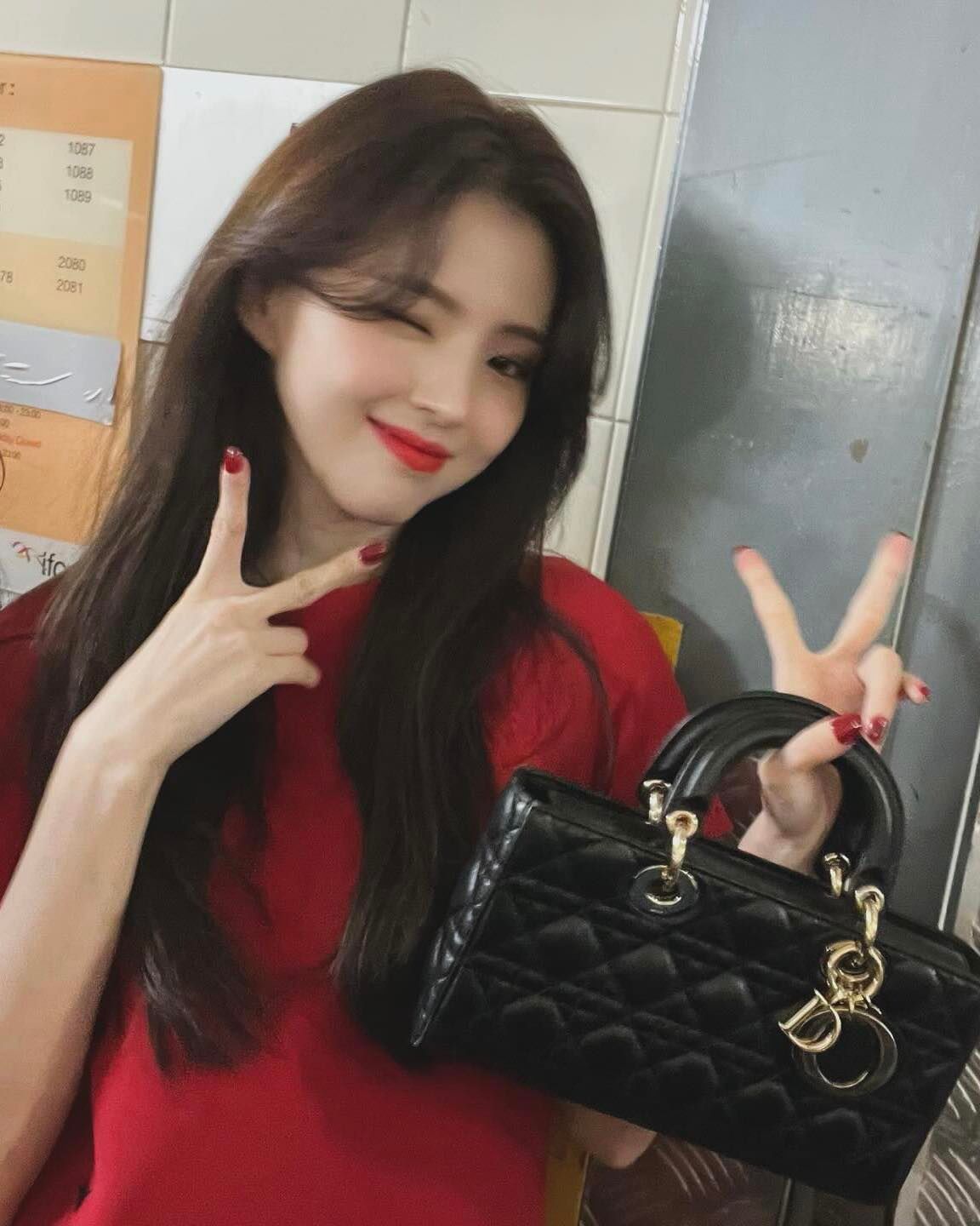 고급진 한소희와 디올 조합🧳♥️

1. Lady D-Joy 미디엄 백 블랙 까나쥬 양가죽, 740만 원.

2. Lady Dior 미니 백 블랙 까나쥬 코튼 & 마이크로펄 자수, 810만 원.

3. Miss Dior 탑 핸들 백 라떼 까나쥬 양가죽, 560만 원.

4. Dior Toujours 라지 백 블랙 매크로까나쥬 송아지 가죽, 570만 원.

5. Lady D-Joy 미디엄 백 라떼 까나쥬 양가죽, 740만 원.

6. Lady Dior 미디엄 백 체리 레드 페이턴트 까나쥬 송아지 가죽, 810만 원. 

7. Lady Dior My ABCDior 스몰 백 딥 오션 블루 까나쥬 양가죽, 840만 원. 이미지