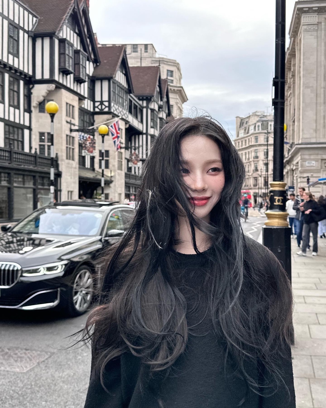 4세대 여돌 중 인스타그램 팔로워 천만 명을 넘긴 3명👑 그녀들의 인스타그램 포스트 TOP 3🎖️
1. 카리나(에스파), 1,018만 팔로워
삼일 전, 카리나의 인스타그램 팔로워 수가 천만 명을 돌파했습니다. 지난해 5월에 개인 인스타그램을 개설한 이후 약 8개월 만에 이룬 성적인데요. 그녀의 런던 여행 게시물이 약 500만 개의 좋아요를 받으며, 팔로워 천만 명을 넘긴 4세대 여돌 중 좋아요 수가 가장 높은 포스트를 갖고 있습니다.
- 런던 여행 포스트 - 좋아요 수 497.2만
- 2023 더팩트 뮤직 어워즈 포스트 - 좋아요 수 401.4만
- 2023 SBS 가요대전 포스트- 좋아요 수 398.9만
2. 장원영(아이브), 1,121만 팔로워
지난 10월, 4세대 여자 아이돌 중 가장 먼저 팔로워 수 천만 명을 넘어선 사람은 바로 장원영인데요. 가장 최근에 업로드한 미우미우 업사이클 컬렉션 포스트가 400만 개가 넘는 좋아요를 받으며 가장 높은 좋아요 수를 보였고, 연말 및 투어 무대 게시물들이 이어서 가장 많은 좋아요를 받았습니다.
- 미우미우 업사이클 컬렉션 포스트 - 좋아요 수 406.8만
- 2023 멜론 뮤직 어워드 - 좋아요 수 394.3만
- 더 프롬 퀸즈 투어 방콕 백스테이지 포스트 - 좋아요 수 347.5만
3. 사쿠라(르세라핌), 1,047만 팔로워
2016년 9월에 인스타그램을 개설한 사쿠라는 세 명 중 인스타그램 개설일이 가장 오래되었습니다. 그녀는 셀카 포스트에서 가장 높은 좋아요 수를 기록했는데요. 특히, 필름카메라와 기본 카메라 어플 캡처로 찍은 셀카 이미지가 많은 관심과 좋아요를 받아 화제가 되었죠.
- 필름 셀카 포스트 - 좋아요 수 298.4만
- 2023년 생일 케이크 셀카 포스트 - 좋아요 수 290.3만
- 새로운 핸드폰 셀카 포스트 - 좋아요 281.6만
짱스파, 짱이브, 짱세라핌이라는 별명답게 4세대 여자 아이돌들의 화제성이 놀랍습니다. 그들은 독창적인 음악과 특색 있는 매력으로 팬들을 매료시키고 있죠. 장원영, 사쿠라 그리고 카리나에 이어 천만 명을 넘길 4세대 여자 아이돌은 누가 될까요? 🔍 이미지