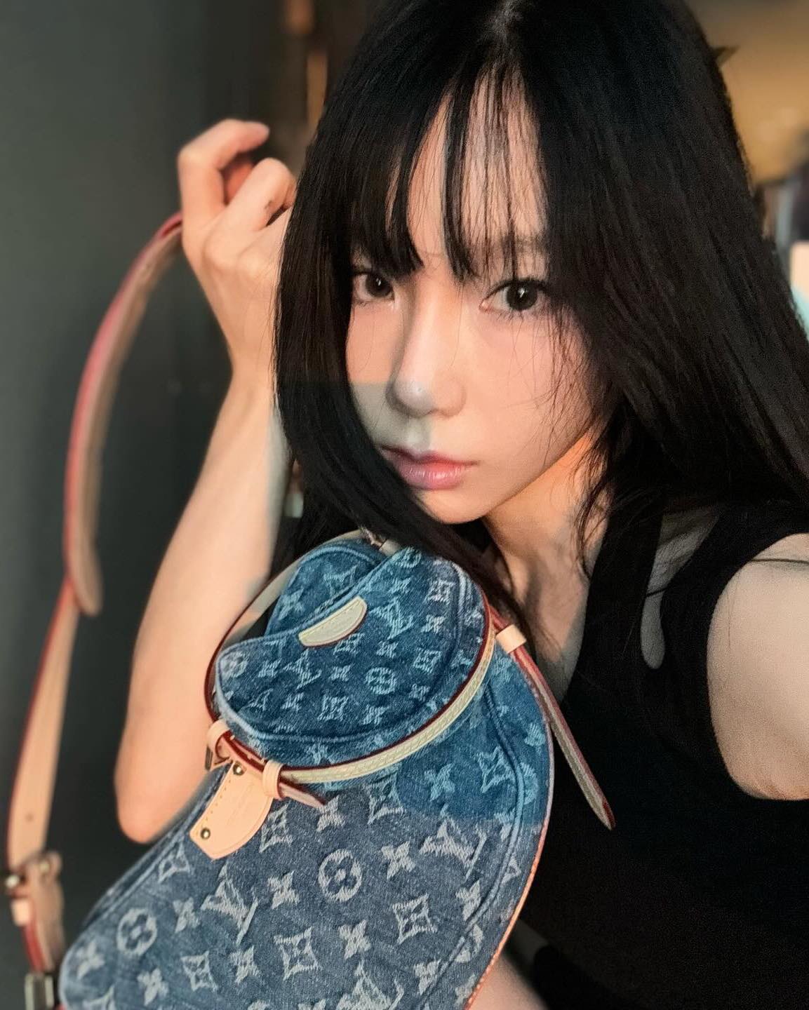 루이비통 신상💙 크로아상 데님백 이미지3