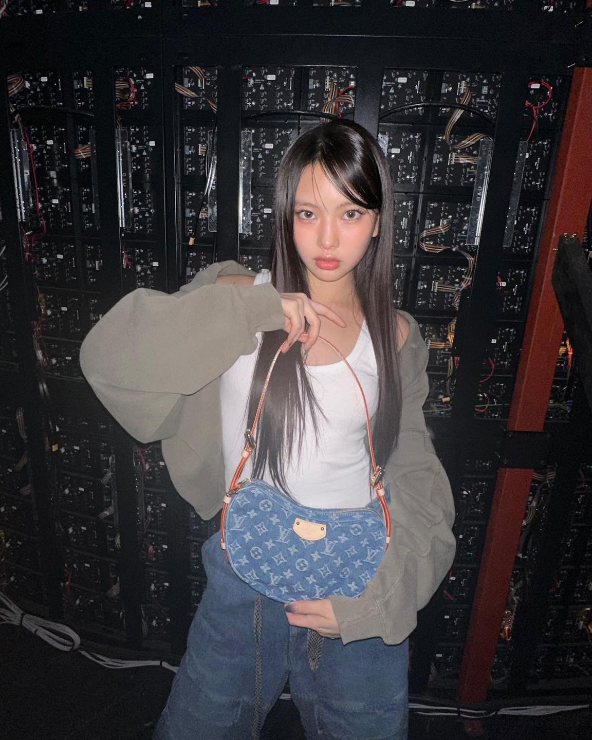 루이비통 신상💙 크로아상 데님백 이미지2