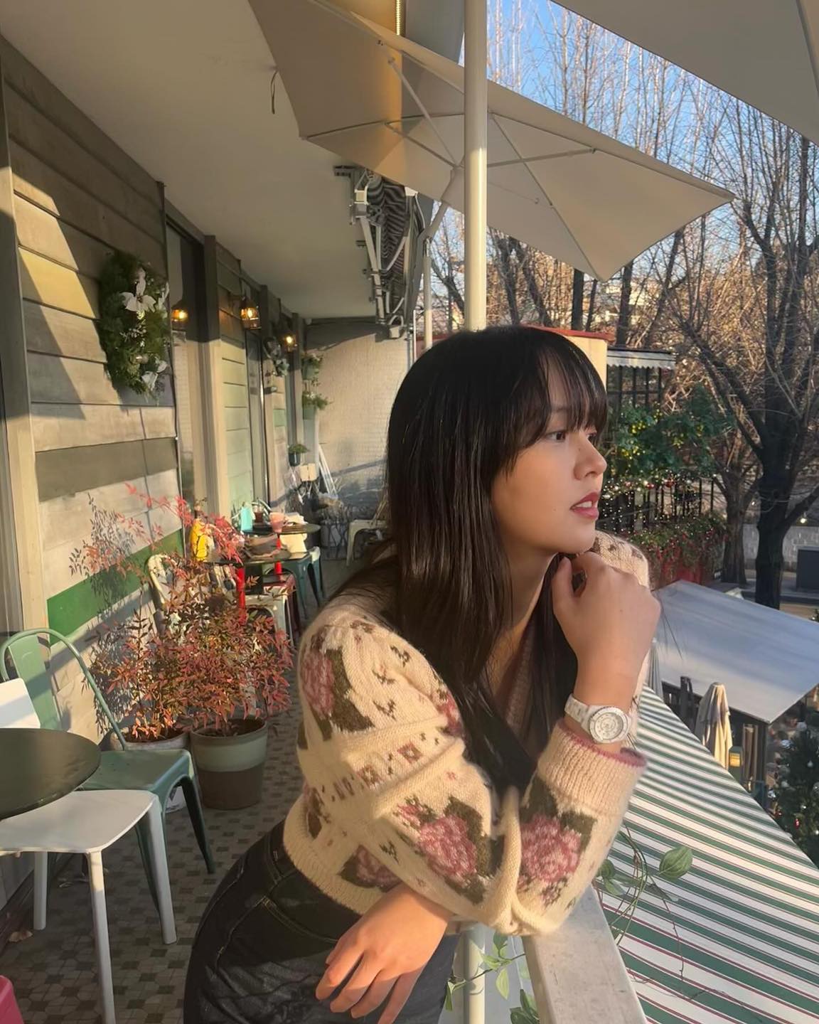 할머니룩 아님🌷그래니룩 가디건

1. 김소현 - Rouje Leora 가디건, 220유로.

2. 강민경 - 미우미우 플로럴 패턴 크롭 모헤어 블렌드 가디건, 184만 원.

3. 박세완 - 자라 플라워 자카드 브이넥 니트 가디건, 4만 9천 원.

4. 크리스탈 - YMC 아토믹 플라워 가디건, 250파운드.

5. 성해은 - 쟈니헤잇재즈 플로랄 자카드 니트 가디건, 31만 8천 원. 이미지