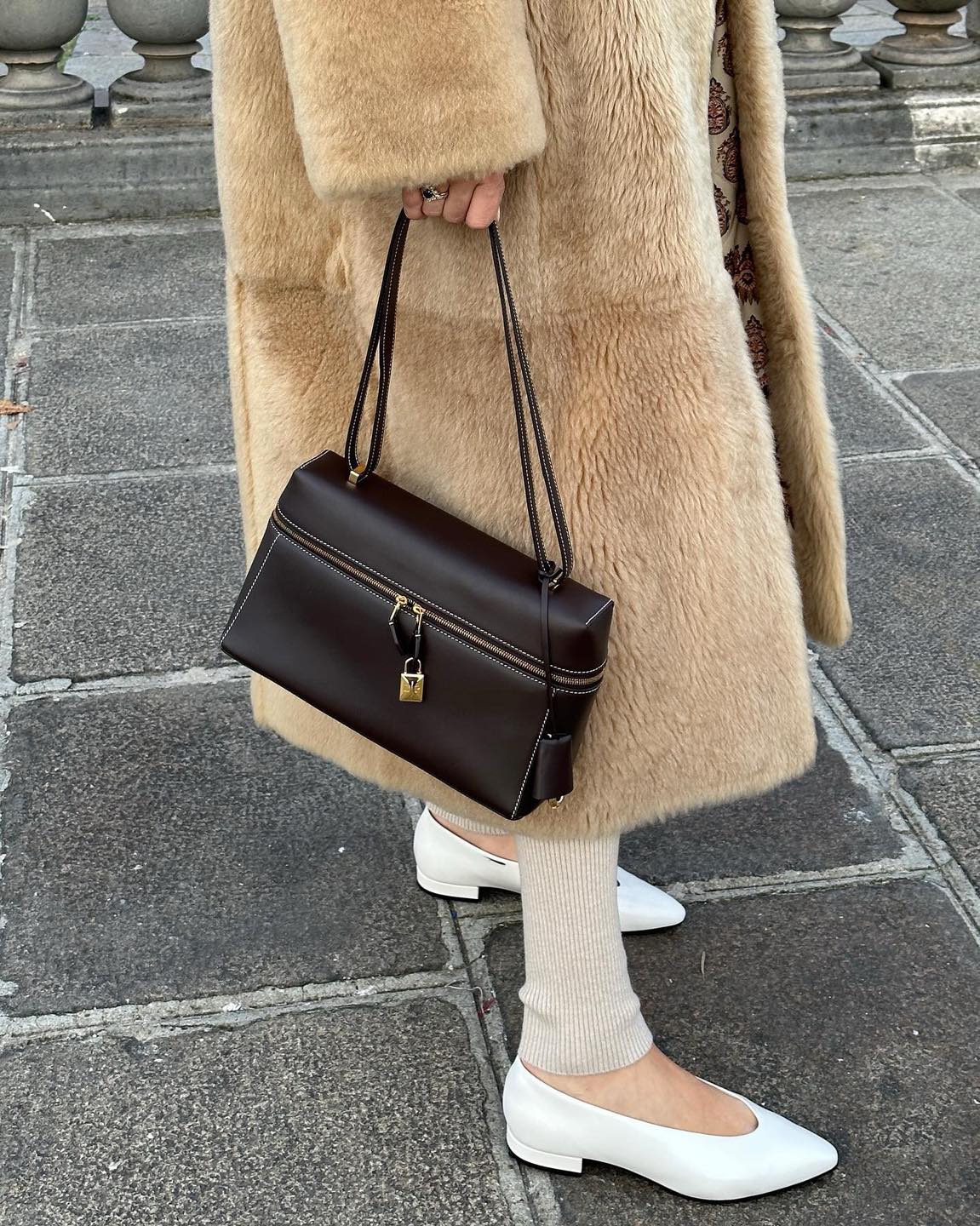 고소영의 럭셔리 클래식백 정보👜
로로피아나 엑스트라백🤎 세련되고 우아한 사각 쉐입✨고급짐 이미지3