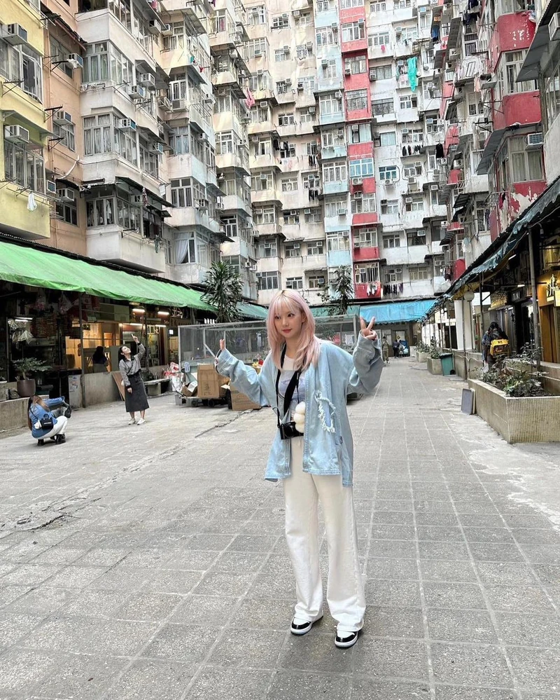셀럽들의 핫한 여행지, 홍콩🇭🇰
홍콩 여행을 간다면 저장해야 할 필수 여행 코스 4✈️
1. 익청빌딩🏢
홍콩 여행에서 놓치면 안 되는 포토존, 익청빌딩은 트랜스포머와 쿵푸 허슬 영화 촬영지로 잘 알려져 있습니다. 'ㄷ'자형 아파트에 빈틈없이 빼곡한 모습으로 홍콩의 고밀도 생활상을 잘 보여주는 곳인데요. 1970년대에 지어졌으며 주민들이 실제 거주하는 곳이라고 합니다.
2. 페리⛴️
홍콩 여행하면 페리를 빼놓을 수 없죠. 홍콩은 지하철과 도로 인프라가 발달해 있지만 일부 지역은 페리로 이동해야 하는데요. 주로 침사추이에서 홍콩섬으로 이동하거나, 약 1시간 정도 거리의 마카오를 방문할 때 페리를 이용하죠. 이동하는 동안 고층으로 솟아있는 홍콩 빌딩들의 풍경을 감상할 수 있습니다.
3. 디즈니랜드🎡
홍콩 디즈니랜드는 전 세계에 6개 있는 디즈니 리조트 중 규모가 가장 작습니다. 다른 디즈니랜드에 비해 작지만 하루 여행으로 충분한 규모인데요. 작년 11월에는 겨울왕국 테마관이 새롭게 개관되어 더욱 인기를 끌고 있죠. 마법 같은 순간이 기다리는 곳, 홍콩 디즈니랜드에서 특별한 추억을 만들어보세요.
4. 야경🌃
홍콩의 밤은 낮보다 아름답다는 말이 있죠. 야경이 아름다운 도시 중 하나로 언급되는 만큼 야경을 다양한 스폿에서 즐길 수 있습니다. 빅토리아 피크 또는 스카이100와 같은 고층 빌딩의 전망대에서 홍콩의 멋진 전망을 감상할 수도 있고, 침사추이에서 홍콩섬을 바라보며 도심 속에서도 야경을 즐길 수도 있죠. 이국적이면서도 환상적인 홍콩의 야경을 꼭 경험해 보시길 추천합니다.
이 외에도 비비지의 은하처럼 홍콩의 필수 먹거리인 에그타르트 맛집을 투어하거나, 레드벨벳의 슬기처럼 홍콩의 명물 중 하나인 2층 버스를 타고 시내를 구경하는 코스도 추천합니다.
최근 셀럽들이 즐겨 찾는 여행지로 떠오르는 홍콩. 올겨울에는 먹거리와 볼거리가 가득한 이 환상적인 도시를 만나보는 건 어떨까요? 🙋🏻♀️ 이미지2