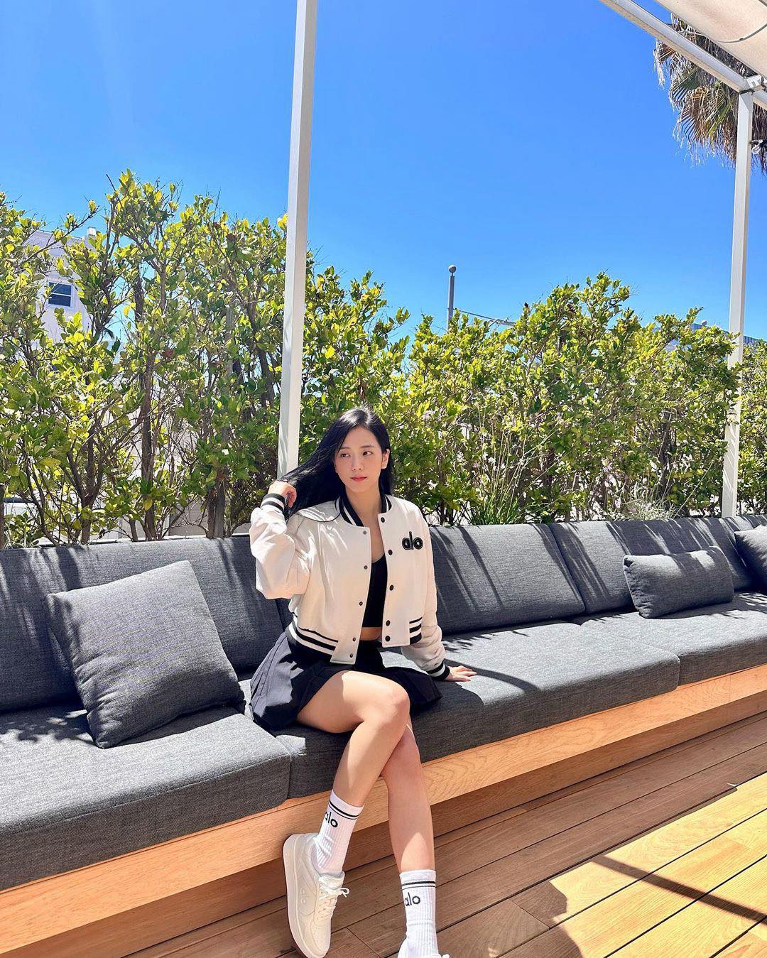 핫걸들의 운동복, alo🧘‍♀️❤️‍🔥
켄달제너부터 블랙핑크 지수, 손나은 등 셀럽들이 즐겨 입는 브랜드✨

최근 급부상하고 있는 미국 대표 애슐레저 브랜드 알로는 친환경 소재를 사용하는 지속 가능한 브랜드로 유명한데요. 고급스러운 디자인과 편안한 착용감으로 이미 해외에서는 많은 사랑을 받고 있습니다. 스포츠 웨어뿐만 아니라 일상 룩으로 캐주얼하게 입기 좋은 재킷, 신발, 남성복 등 일상에서 입기 좋은 아이템도 다양하게 나와있습니다. 지수, 손나은, 카일리 제너 등 알로를 즐겨 입는 셀럽들의 패션을 참고해 보세요. 👀

아직 국내 미입점 브랜드라 해외직구로만 구매를 할 수 있는데요. 상품 가격에 세금이 포함되어 있어 한국까지 직배송이 가능하다고 합니다.

새해맞이 운동 시작하신 분들! 운동복으로 알로 어떠신가요? 🏃‍♀️ 이미지