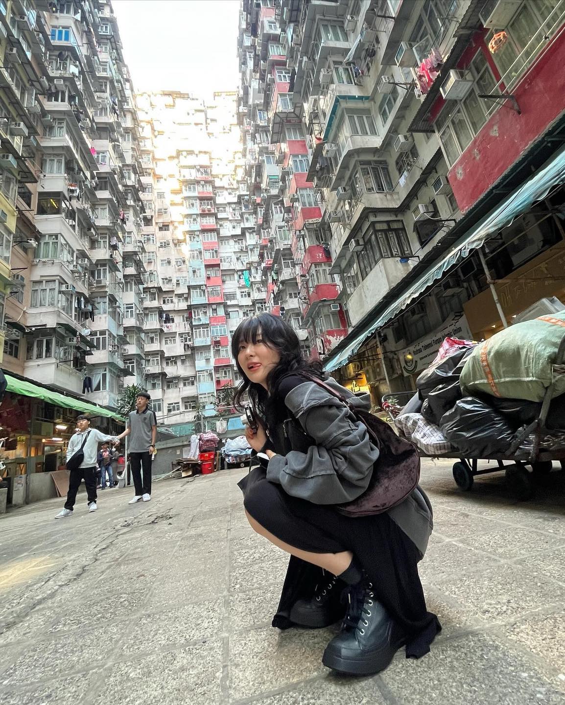 셀럽들의 핫한 여행지, 홍콩🇭🇰
홍콩 여행을 간다면 저장해야 할 필수 여행 코스 4✈️

1. 익청빌딩🏢
홍콩 여행에서 놓치면 안 되는 포토존, 익청빌딩은 트랜스포머와 쿵푸 허슬 영화 촬영지로 잘 알려져 있습니다. 'ㄷ'자형 아파트에 빈틈없이 빼곡한 모습으로 홍콩의 고밀도 생활상을 잘 보여주는 곳인데요. 1970년대에 지어졌으며 주민들이 실제 거주하는 곳이라고 합니다.

2. 페리⛴️
홍콩 여행하면 페리를 빼놓을 수 없죠. 홍콩은 지하철과 도로 인프라가 발달해 있지만 일부 지역은 페리로 이동해야 하는데요. 주로 침사추이에서 홍콩섬으로 이동하거나, 약 1시간 정도 거리의 마카오를 방문할 때 페리를 이용하죠. 이동하는 동안 고층으로 솟아있는 홍콩 빌딩들의 풍경을 감상할 수 있습니다.

3. 디즈니랜드🎡
홍콩 디즈니랜드는 전 세계에 6개 있는 디즈니 리조트 중 규모가 가장 작습니다. 다른 디즈니랜드에 비해 작지만 하루 여행으로 충분한 규모인데요. 작년 11월에는 겨울왕국 테마관이 새롭게 개관되어 더욱 인기를 끌고 있죠. 마법 같은 순간이 기다리는 곳, 홍콩 디즈니랜드에서 특별한 추억을 만들어보세요.

4. 야경🌃
홍콩의 밤은 낮보다 아름답다는 말이 있죠. 야경이 아름다운 도시 중 하나로 언급되는 만큼 야경을 다양한 스폿에서 즐길 수 있습니다. 빅토리아 피크 또는 스카이100와 같은 고층 빌딩의 전망대에서 홍콩의 멋진 전망을 감상할 수도 있고, 침사추이에서 홍콩섬을 바라보며 도심 속에서도 야경을 즐길 수도 있죠. 이국적이면서도 환상적인 홍콩의 야경을 꼭 경험해 보시길 추천합니다.

이 외에도 비비지의 은하처럼 홍콩의 필수 먹거리인 에그타르트 맛집을 투어하거나, 레드벨벳의 슬기처럼 홍콩의 명물 중 하나인 2층 버스를 타고 시내를 구경하는 코스도 추천합니다. 

최근 셀럽들이 즐겨 찾는 여행지로 떠오르는 홍콩. 올겨울에는 먹거리와 볼거리가 가득한 이 환상적인 도시를 만나보는 건 어떨까요? 🙋🏻‍♀️ 이미지