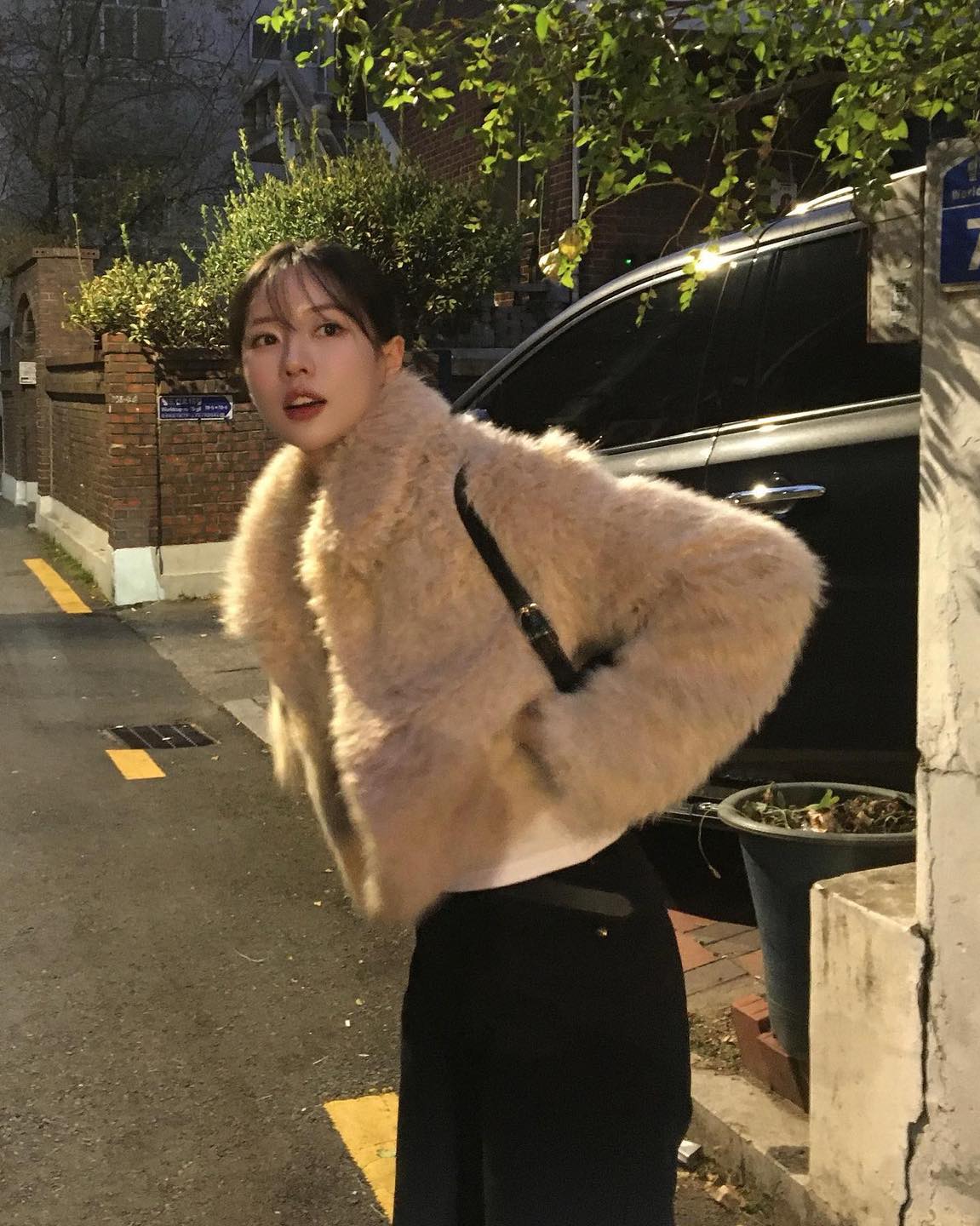 흰티가 보이게 아우터 레이어드🤍 이미지6
