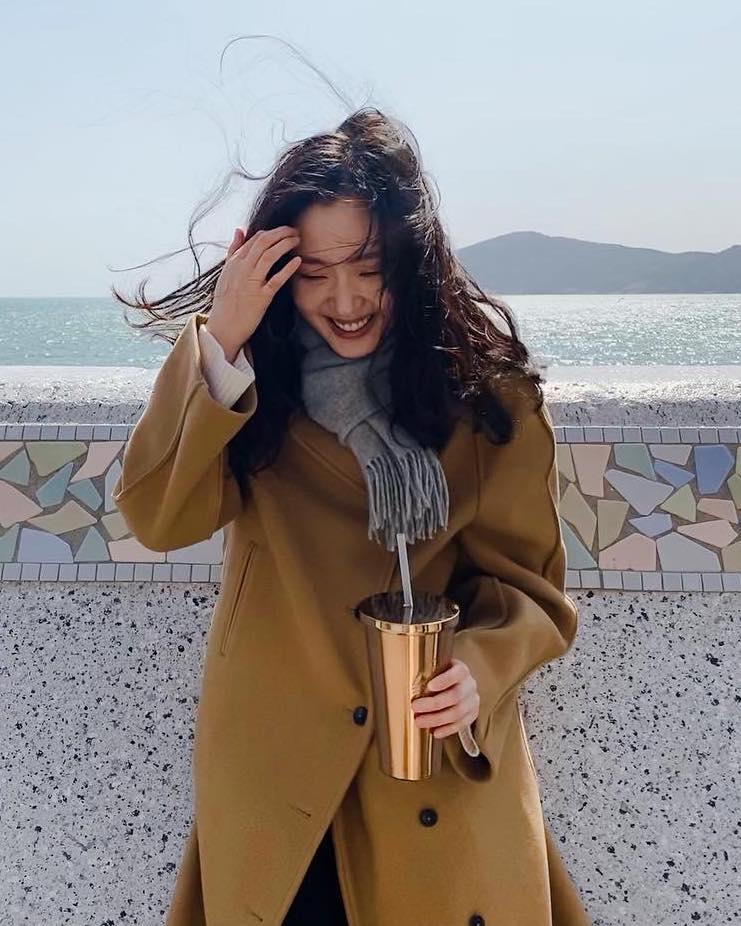 아우터와 머플러 컬러 조합 5🎨
올겨울을 위한 이쁜 색감 코디, 이렇게만 따라 하세요. 🔍

1. 브라운 아우터 & 레드 머플러
올겨울 가장 강력한 컬러 조합이 아닐까 합니다. 트렌드에 트렌드를 더했으니 말이죠. 이번 겨울엔 진한 브라운 아우터와 레드 머플러를 매치해 보세요. 레드 컬러는 강렬할수록 좋습니다.

2. 파스텔 아우터 & 핑크 머플러
겨울에는 어두운 컬러만 입어야 한다는 규칙은 없어요. 오히려 겨울에도 화사한 톤으로 스타일링하는 것이 중요하죠. 파스텔 톤의 아우터에 핑크 머플러를 더해 포근하고 화사한 겨울 룩을 완성해 보세요. 추울수록 밝은 컬러 조합으로 생기를 더해보자고요.

3. 블랙 아우터 & 체크 머플러
매일 아침마다 블랙 아우터와 함께 코디할 머플러를 선택하는 것은 꽤 어려운 결정일 수 있습니다. 선택의 폭이 광범위하니 말이죠. 이럴 때는 과감한 포인트를 줄 수 있는 체크 머플러를 선택해 보는 건 어떨까요? 색감 대비가 확실한 체크 머플러를 선택하는 것이 핵심입니다.

4. 네이비 아우터 & 블루 머플러
데일리로 손색없는 무난한 조합을 찾고 있다면 톤온톤 스타일링을 추천합니다. 베이직한 네이비 아우터에 블루 머플러를 코디하여 잔잔한 포인트를 주는 거죠. 톤온톤 스타일링 사전에 실패란 없습니다.

5. 카멜 아우터 & 그레이 머플러
카멜 컬러 아우터와 그레이 머플러 조합도 훌륭합니다. 단정하면서도 세련된 느낌을 연출할 수 있어 중요한 약속 자리를 갈 때나 출근 룩으로 참고하면 좋은 스타일링이죠. 머플러를 파리지앵 노트로 묶는다면 정돈된 느낌을 더해줄 수 있어요.

겨울에는 아이템의 선택이 제한되는 만큼 다양한 컬러를 적절하게 활용하는 것이 중요합니다. 이번 겨울, 여러분의 취향에 따라 다양한 색감 조합으로 코디해 보세요. ☃️ 이미지9