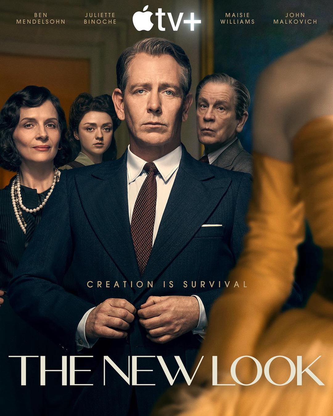 패션에 관심이 있는 당신이 꼭 봐야 할 패션 영화&시리즈🎬🍿

1 + 2 + 3. 뉴 룩
제 2차 세계대전 당시 시대를 대표하는 디자이너들의 이야기를 다룬 시리즈, <뉴 룩>입니다. 최고의 디자이너였던 코코 샤넬과 그 자리를 위협하는 크리스챤 디올, 그 외에도 피에르 발망, 크리스토발 발렌시아가 등의 이야기를 담은 드라마죠. 해당 시리즈는 애플 TV에서 2월 14일 공개될 예정입니다.

4 + 5 + 6. 하우스 오브 구찌
레이디 가가 주연의 <하우스 오브 구찌>는 명품 브랜드로 유명한 구찌 가문의 화려함 이면에 숨겨진 욕망과 탐욕, 살인 등을 그려낸 실화 바탕 영화입니다. 일반적인 패션 영화와는 달리 파격적인 소재를 다루고 있는 것이 특징이며, 알 파치노, 자레드 레토 등 유명 할리우드 배우들이 다수 출연해 화제를 모았죠.

7 + 8 + 9. 맥퀸
패션을 예술의 경지로 끌어올린 천재 디자이너 알렉산더 맥퀸을 소개하는 다큐멘터리 영화, <맥퀸>입니다. 패션계의 이단아로 불리며 파격적이고도 매혹적인 디자인을 선보인 맥퀸의 삶을 그의 컬렉션 제목과 함께 짜임새 있게 풀어낸 영화로 좋은 평을 받고 있죠. 아름다운 영상미와 함께 사운드트랙까지 뛰어나 꼭 한번 보는 것을 추천합니다. 이미지