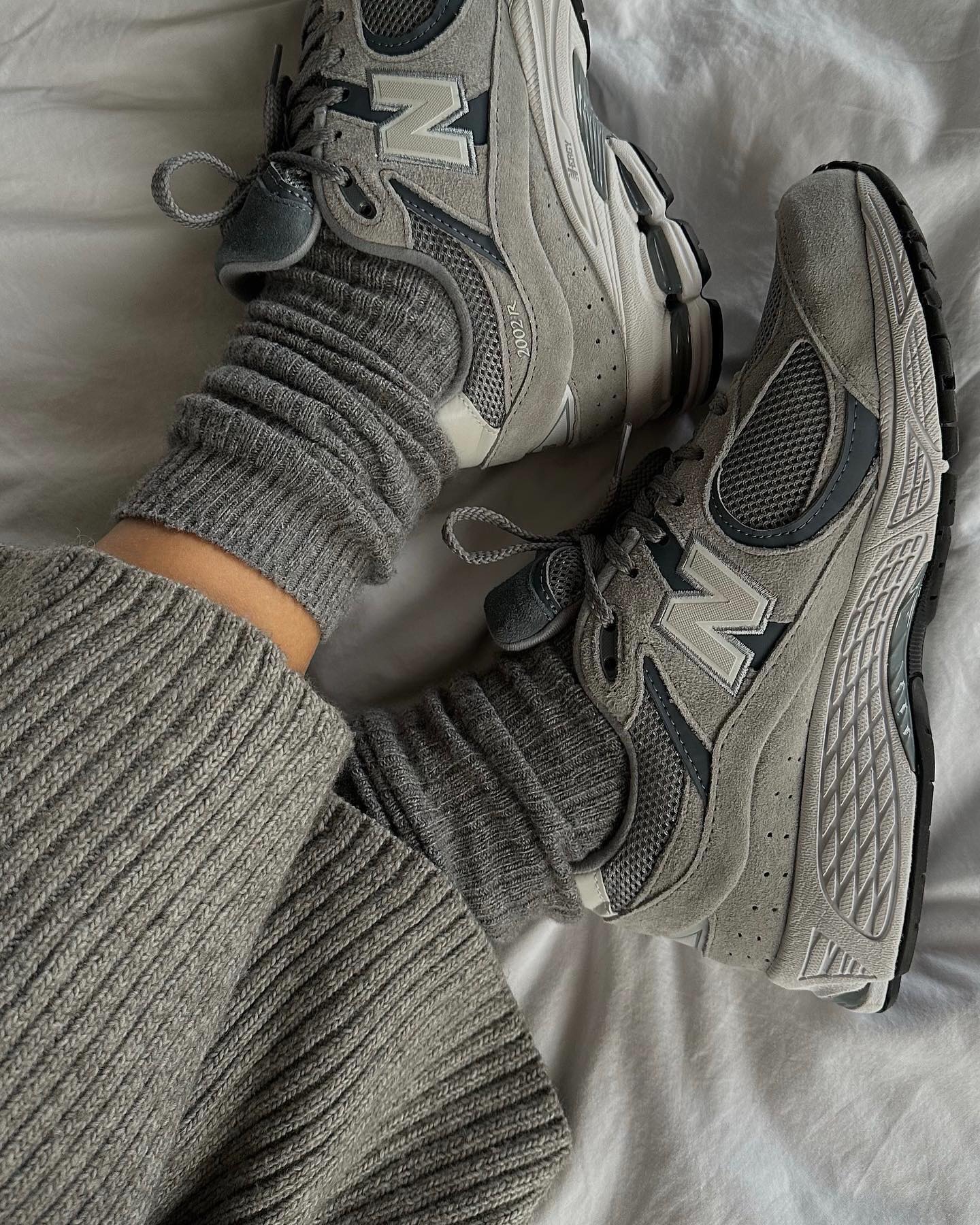 요즘엔 운동화에 회색 양말🩶🧦 이미지1