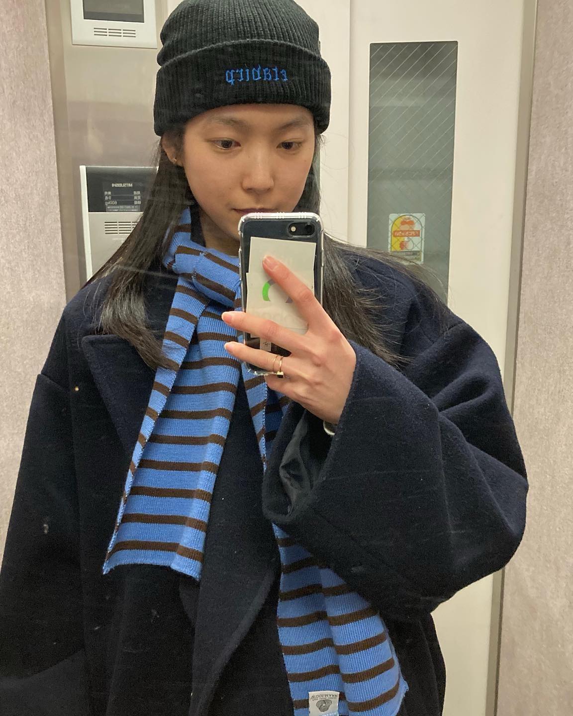 아우터와 머플러 컬러 조합 5🎨
올겨울을 위한 이쁜 색감 코디, 이렇게만 따라 하세요. 🔍

1. 브라운 아우터 & 레드 머플러
올겨울 가장 강력한 컬러 조합이 아닐까 합니다. 트렌드에 트렌드를 더했으니 말이죠. 이번 겨울엔 진한 브라운 아우터와 레드 머플러를 매치해 보세요. 레드 컬러는 강렬할수록 좋습니다.

2. 파스텔 아우터 & 핑크 머플러
겨울에는 어두운 컬러만 입어야 한다는 규칙은 없어요. 오히려 겨울에도 화사한 톤으로 스타일링하는 것이 중요하죠. 파스텔 톤의 아우터에 핑크 머플러를 더해 포근하고 화사한 겨울 룩을 완성해 보세요. 추울수록 밝은 컬러 조합으로 생기를 더해보자고요.

3. 블랙 아우터 & 체크 머플러
매일 아침마다 블랙 아우터와 함께 코디할 머플러를 선택하는 것은 꽤 어려운 결정일 수 있습니다. 선택의 폭이 광범위하니 말이죠. 이럴 때는 과감한 포인트를 줄 수 있는 체크 머플러를 선택해 보는 건 어떨까요? 색감 대비가 확실한 체크 머플러를 선택하는 것이 핵심입니다.

4. 네이비 아우터 & 블루 머플러
데일리로 손색없는 무난한 조합을 찾고 있다면 톤온톤 스타일링을 추천합니다. 베이직한 네이비 아우터에 블루 머플러를 코디하여 잔잔한 포인트를 주는 거죠. 톤온톤 스타일링 사전에 실패란 없습니다.

5. 카멜 아우터 & 그레이 머플러
카멜 컬러 아우터와 그레이 머플러 조합도 훌륭합니다. 단정하면서도 세련된 느낌을 연출할 수 있어 중요한 약속 자리를 갈 때나 출근 룩으로 참고하면 좋은 스타일링이죠. 머플러를 파리지앵 노트로 묶는다면 정돈된 느낌을 더해줄 수 있어요.

겨울에는 아이템의 선택이 제한되는 만큼 다양한 컬러를 적절하게 활용하는 것이 중요합니다. 이번 겨울, 여러분의 취향에 따라 다양한 색감 조합으로 코디해 보세요. ☃️ 이미지7