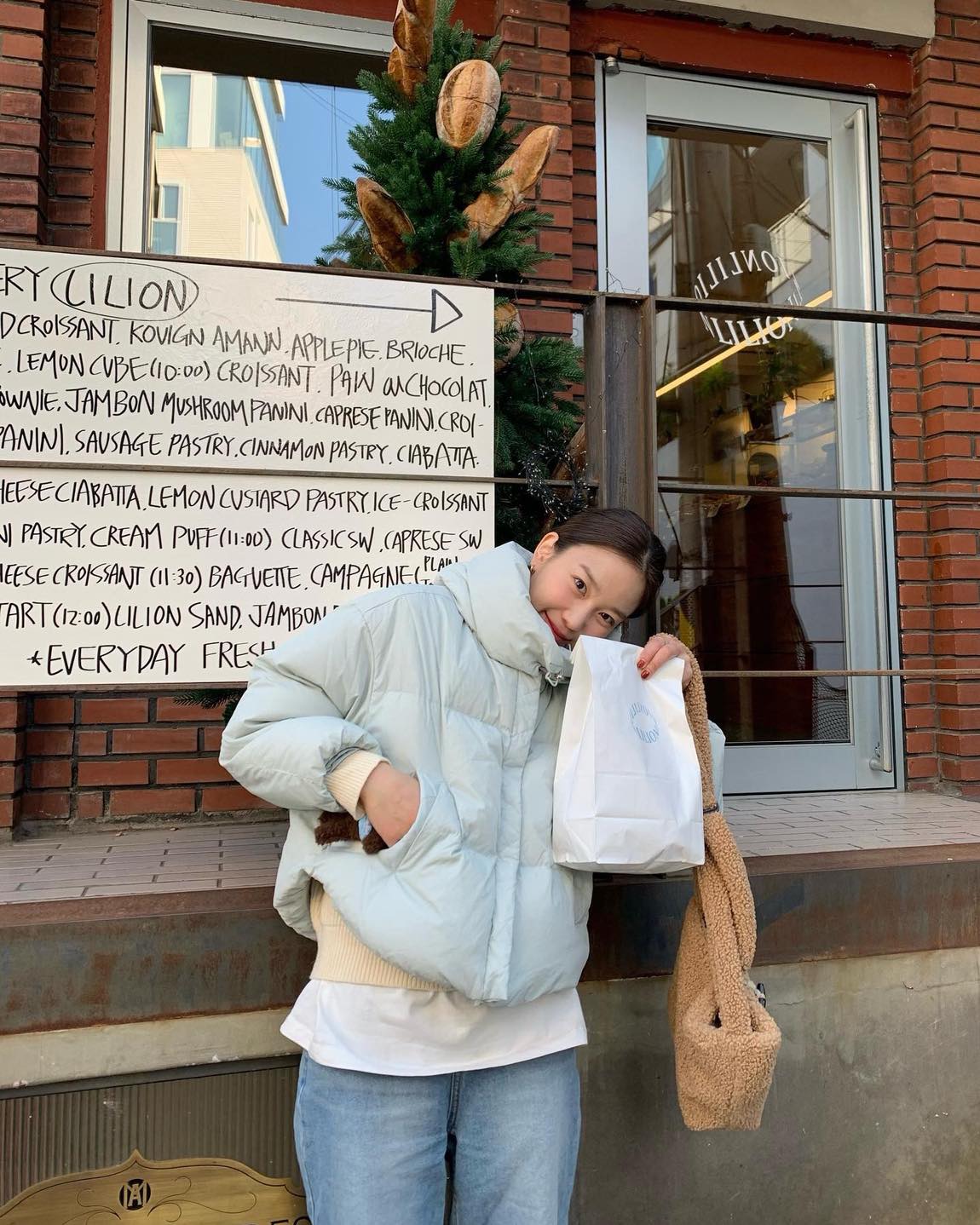 흰티가 보이게 아우터 레이어드🤍 이미지