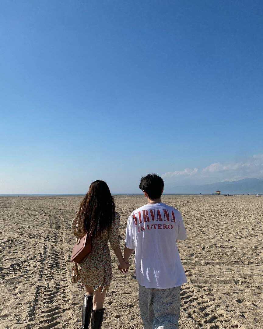 공개 열애 시작한 현아와 용준형👩‍❤️‍👨💗그 시작은 작년 11월부터?!

지난밤 손을 잡고 나란히 찍은 사진을 인스타그램에 업로드하며 공개 열애를 시작한 현아와 용준형. 현아는 “예쁘게 봐주세요”라는 댓글까지 달며 팬들에게 열애 사실을 알렸는데요. 

이 둘의 사랑은 작년부터 시작되었다는 추측이 누리꾼 사이에서 화제입니다. 작년 11월 한 돈가스 식당에 현아와 용준형이 함께 방문해 사인을 남긴 흔적이 있기 때문인데요. 과거 큐브엔터테인먼트에서 함께 활동하며 2010년 현아의 솔로곡 Change에 용준형이 피처링으로 참여했던 만큼 오래된 둘의 인연. 현재 양측의 소속사는 아티스트의 사생활에 관해서는 관여하지 않고 있다는 입장입니다. 이미지