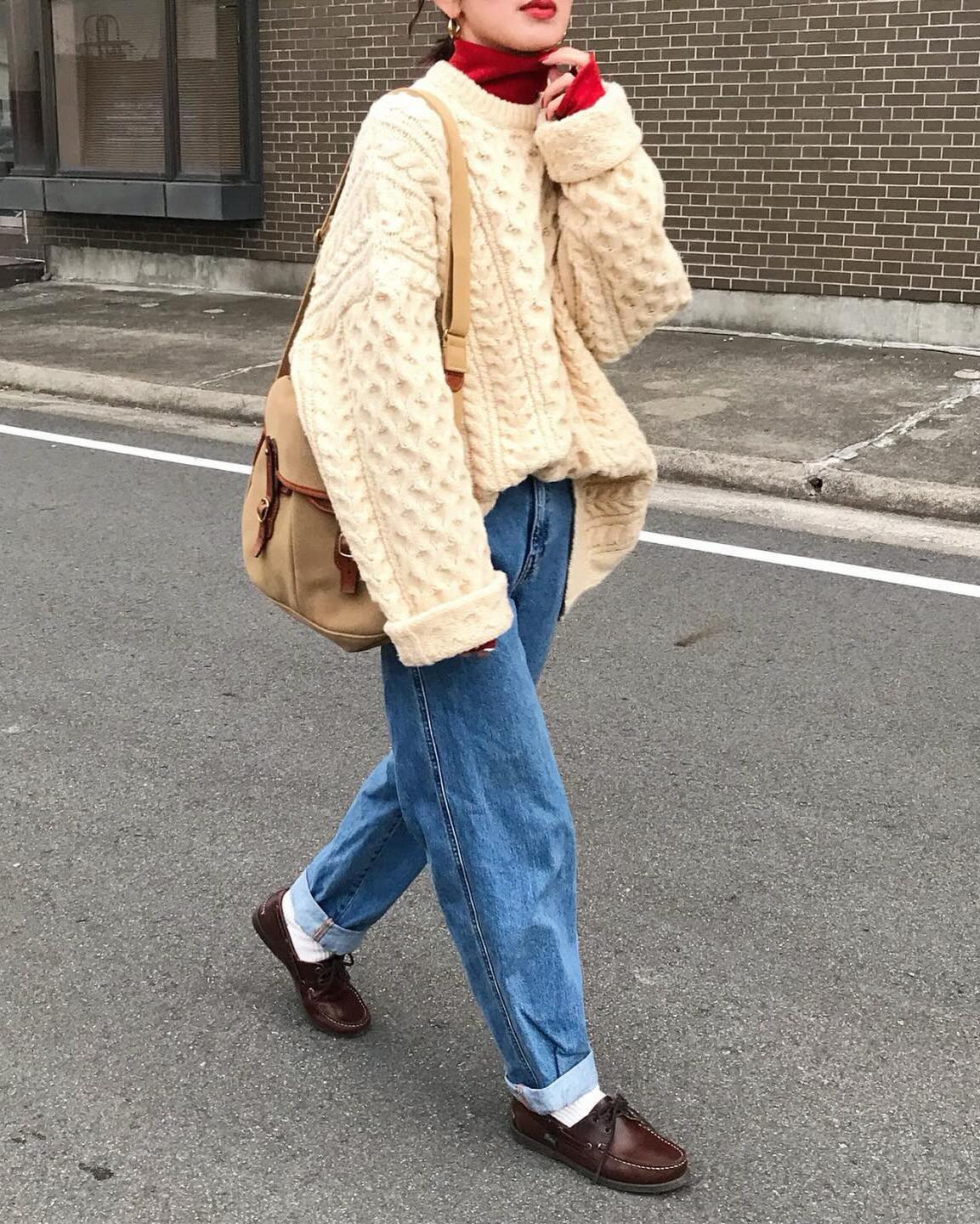 데님과 매치하기 좋은 니트 컬러🎨
지금부터 봄까지 입기 좋은 니트 코디🧶 이렇게 입어 보세요.🙌🏻
1. 아이보리 니트 & 데님
넉넉한 오버핏의 아이보리 케이블 니트는 포근함과 스타일을 동시에 잡을 수 있는 아이템입니다. 아이보리 컬러는 어떤 색상과도 잘 어울리기 때문에, 포인트 컬러의 이너를 입거나 골드톤의 주얼리와 함께 매치하면 더욱 멋스러운 스타일을 연출할 수 있습니다.
2. 그레이 니트 & 데님
클래식한 컬러의 그레이 니트는 중청부터 흑청까지 다양한 청바지와 잘 어울리는 캐주얼한 아이템입니다. 어그부츠와 함께 매치하면 편안하면서도 스타일리시한 룩을 연출할 수 있으며, 밝은 컬러의 목도리를 더하면 포인트를 줄 수 있습니다.
3. 연핑크니트 & 데님
러블리한 분위기를 풍기는 연핑크 컬러의 니트는 사랑스러운 데일리룩을 연출하기 좋은 아이템입니다. 연핑크의 화사함을 돋보이게 하려면 연청 컬러나 중청 컬러의 바지를 매치하면 좋습니다. 또한, 헤어 액세서리와 목걸이 등 다양한 아이템을 활용하여 연출의 폭을 넓힐 수 있습니다.
4. 블랙니트 & 데님
시크한 미니멀 무드의 블랙 컬러 니트는 필수 컬러입니다. 구두나 플랫슈즈와 매치하면 스타일리시한 연출이 가능합니다. 또한, 최근 유행하는 복슬복슬한 헤어리 니트를 선택하면 트렌디한 코디를 완성할 수 있습니다.
5. 블루니트 & 데님
청량한 느낌의 블루 컬러는 중청 데님과 함께 매치하면 톤온톤룩으로 연출할 수 있습니다. 데일리로 부담스럽지 않은 차분한 블루 컬러를 선택해 산뜻한 룩을 코디해 보세요. 이미지