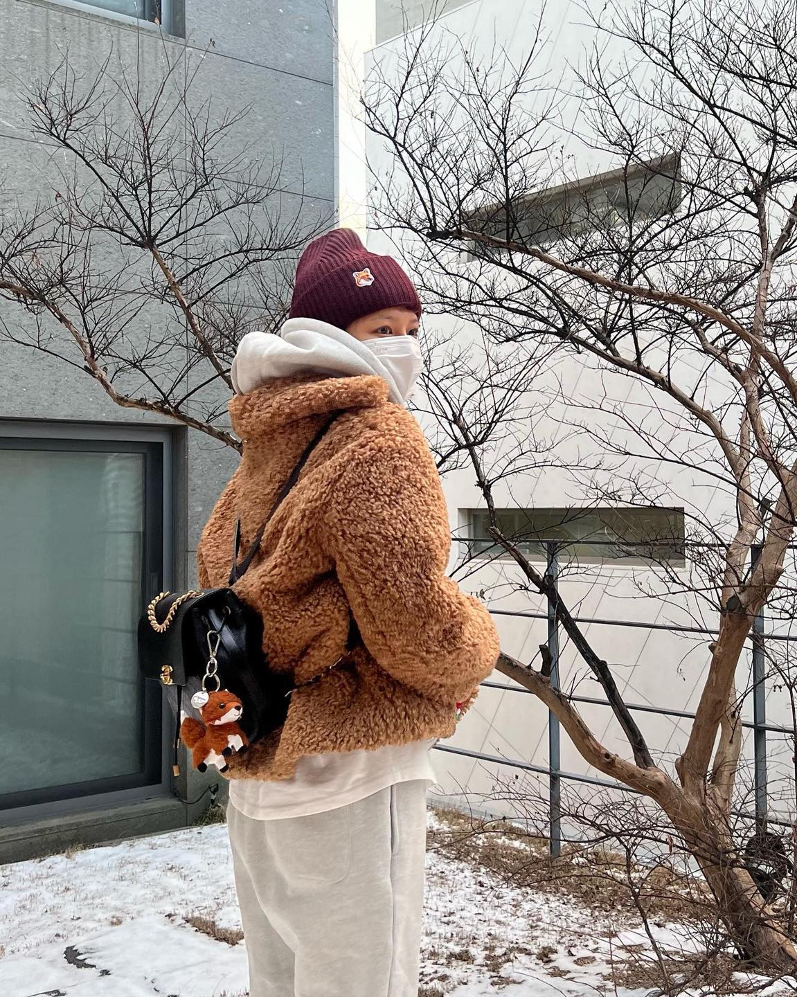 흰티가 보이게 아우터 레이어드🤍 이미지2